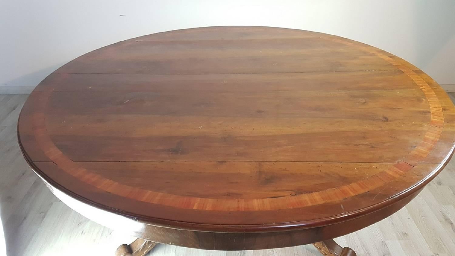 Round table not extensible large with elegant central column full period Charles X 1824-1830, 19th century from the quality possible only for origin from workshops of great cabinet-making. The table is made of solid walnut, the top presents a