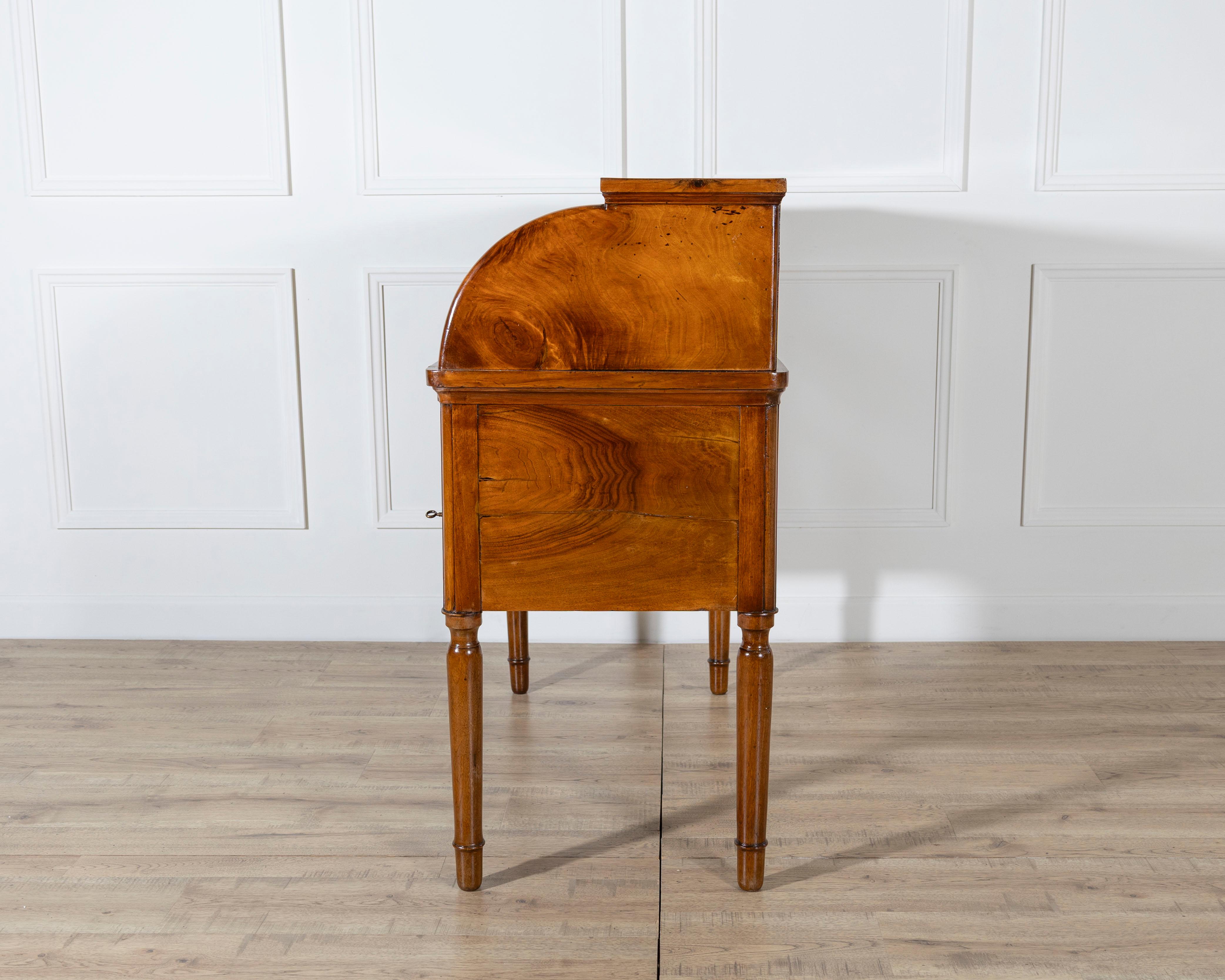 Scrivania a cilindro in noce Charles X dell'Ottocento italiano in vendita 3