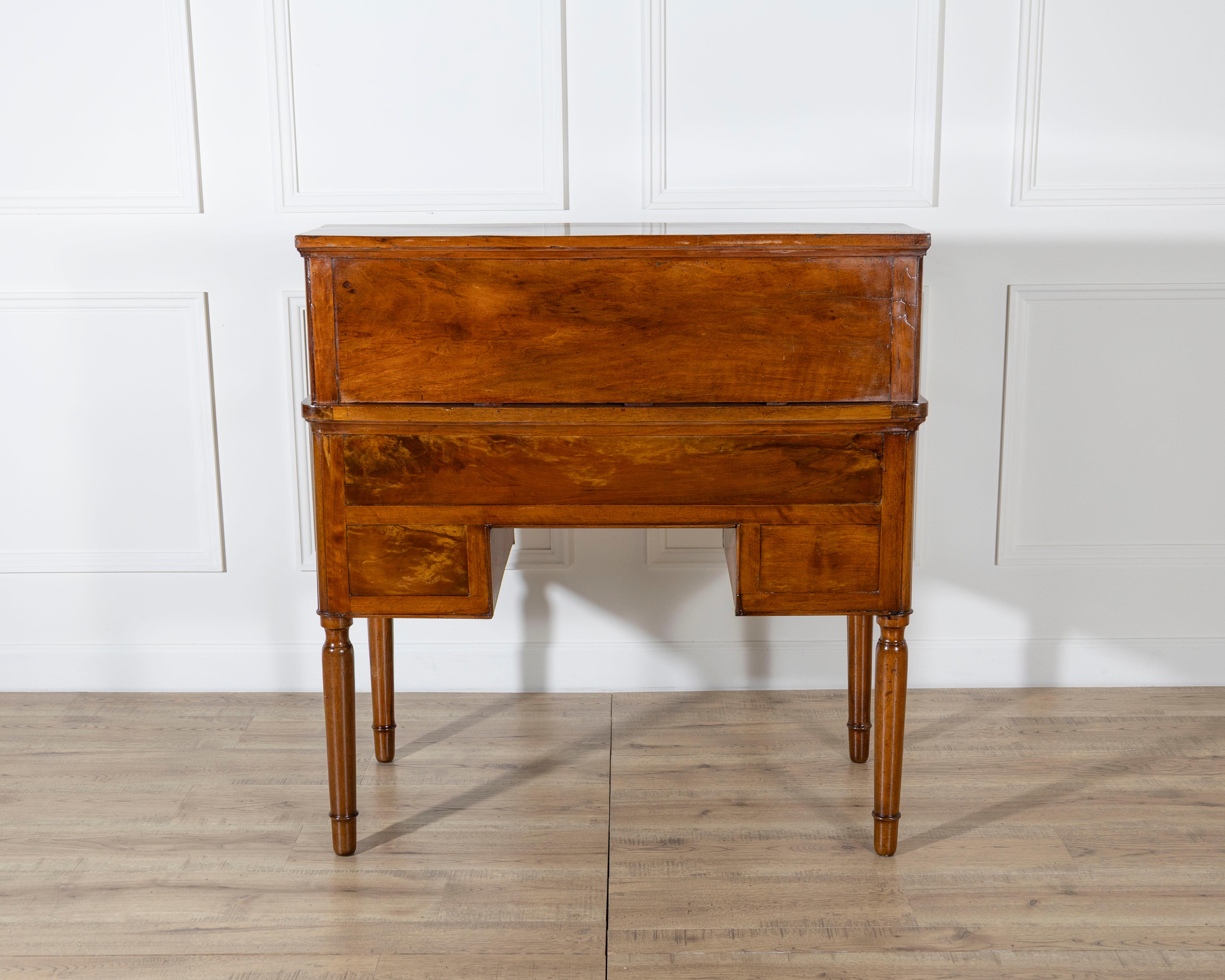 Scrivania a cilindro in noce Charles X dell'Ottocento italiano in vendita 4