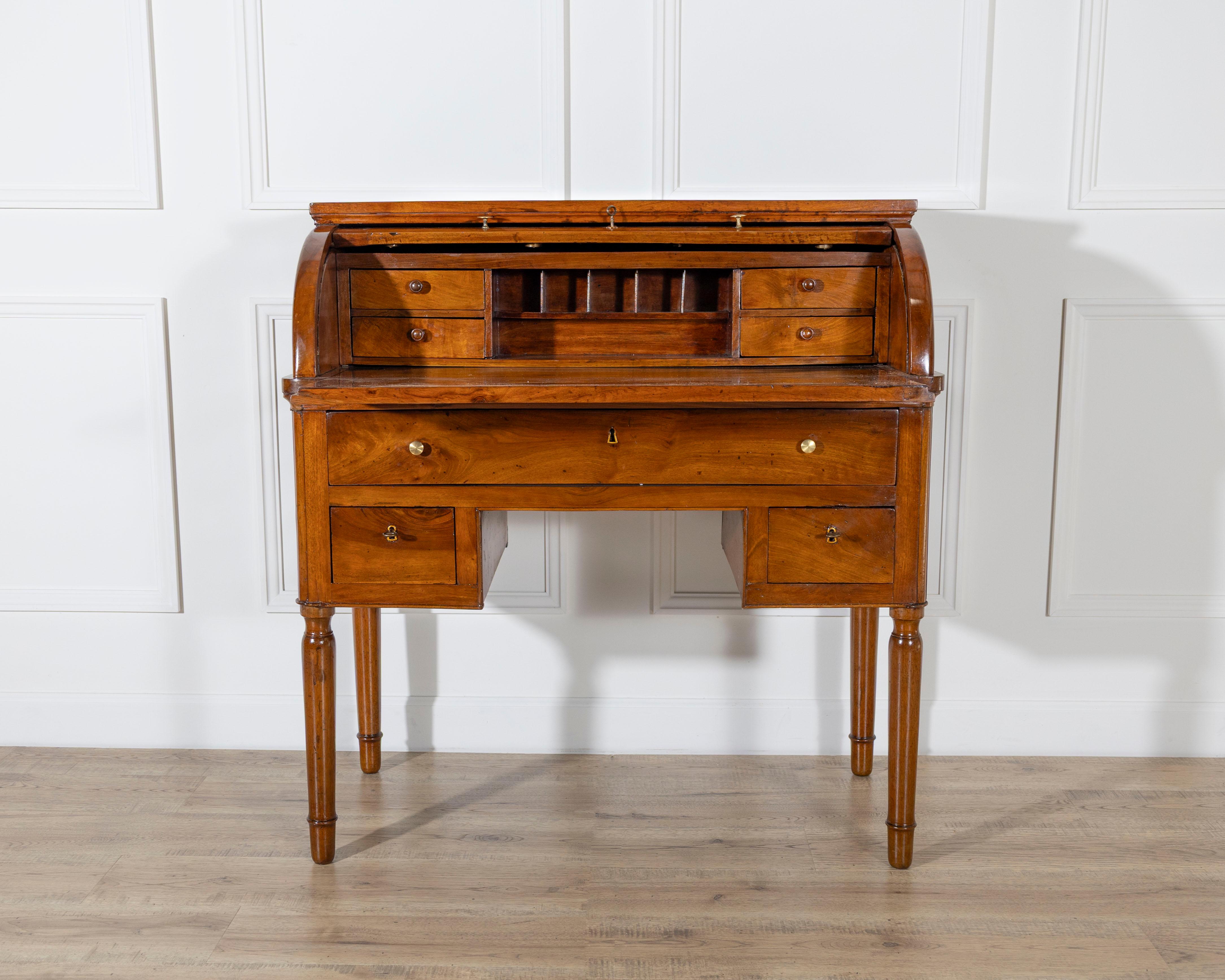 Carlo X Scrivania a cilindro in noce Charles X dell'Ottocento italiano in vendita