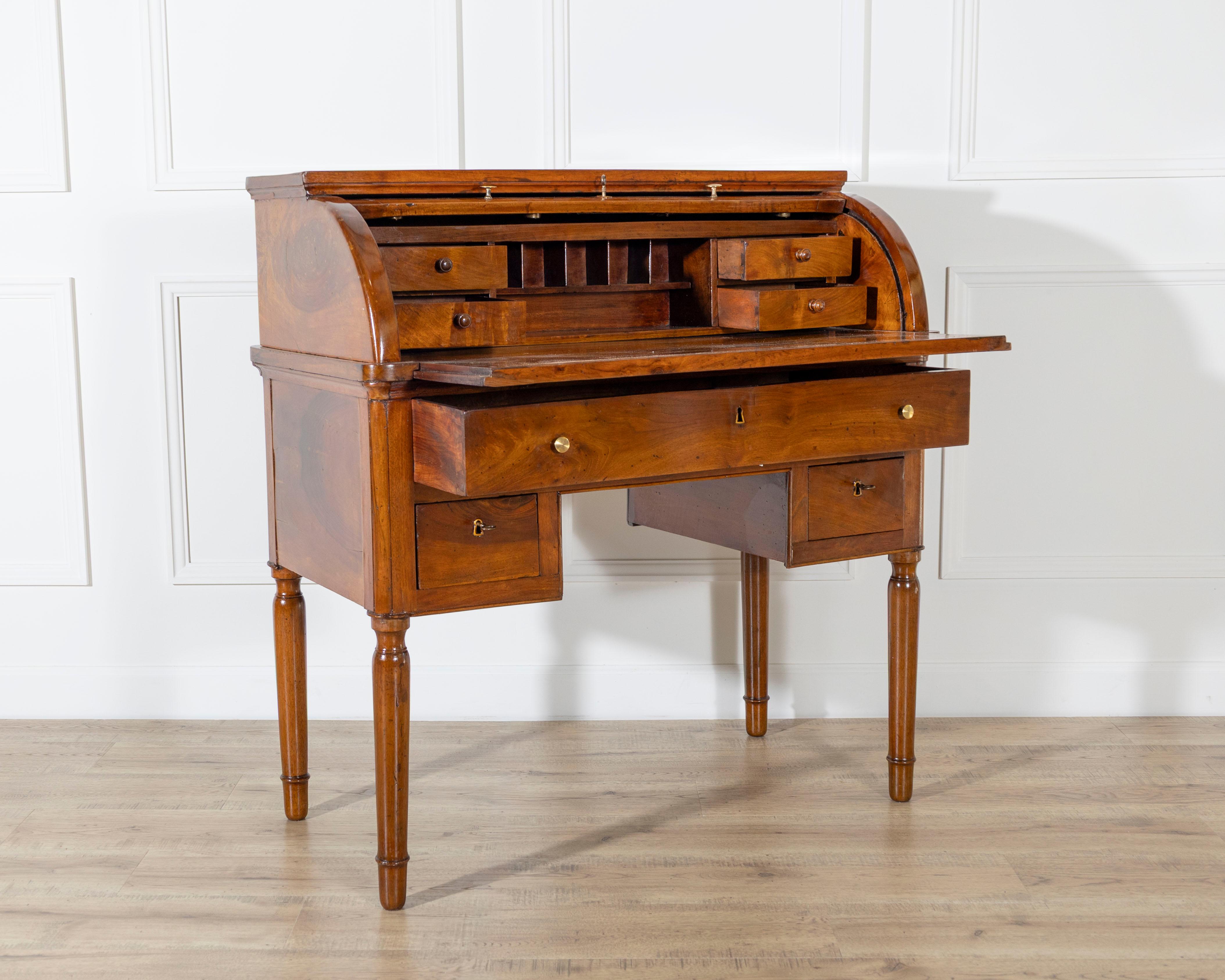 XIX secolo Scrivania a cilindro in noce Charles X dell'Ottocento italiano in vendita