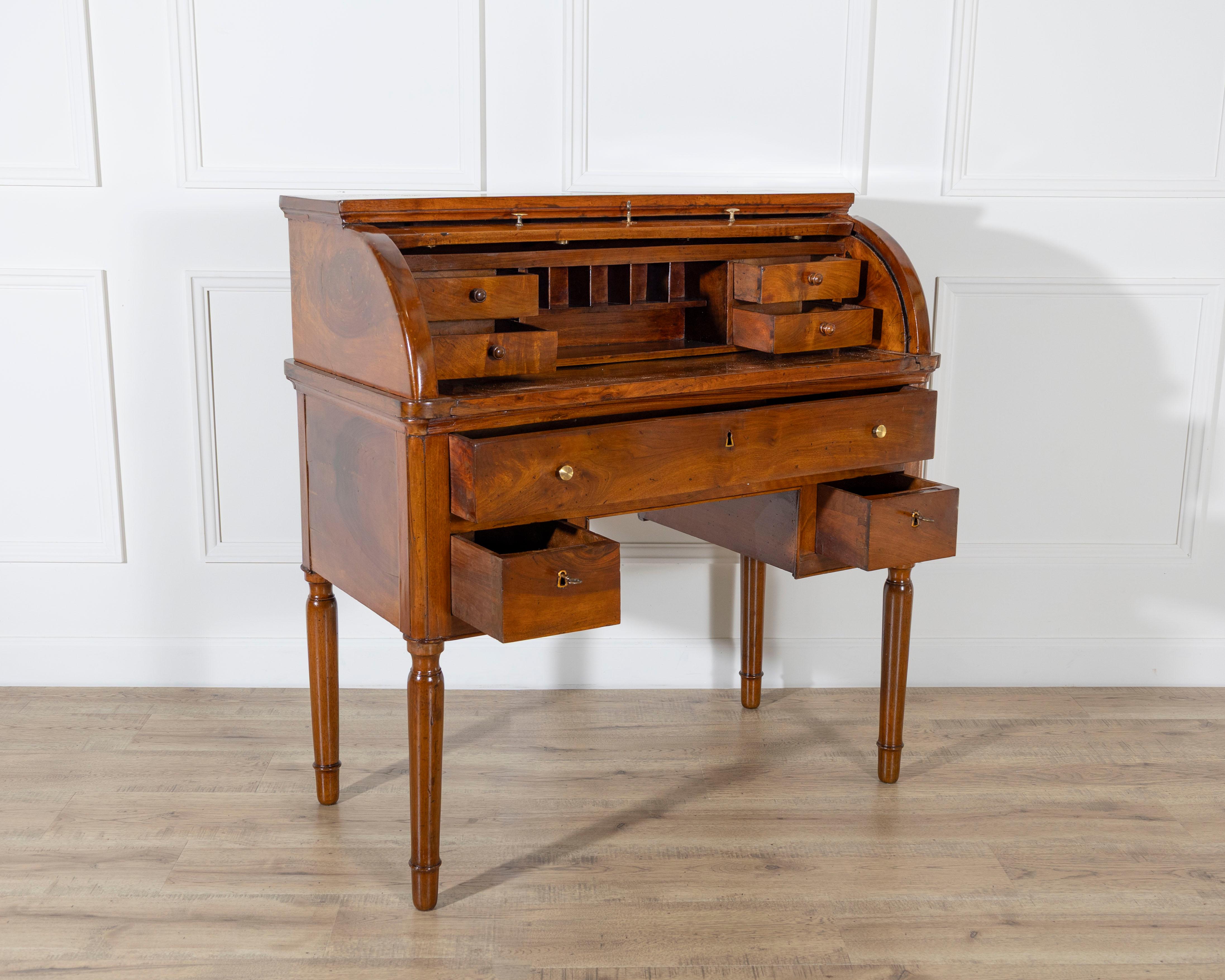 Noce Scrivania a cilindro in noce Charles X dell'Ottocento italiano in vendita