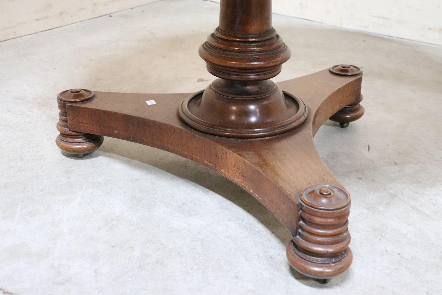 Beautiful important antique round table, 1825 in walnut. The large and solid central stem in turned walnut. This center table is perfect for a large entrance or to embellish a living room. Its dimensions are large so you can also use it as a table