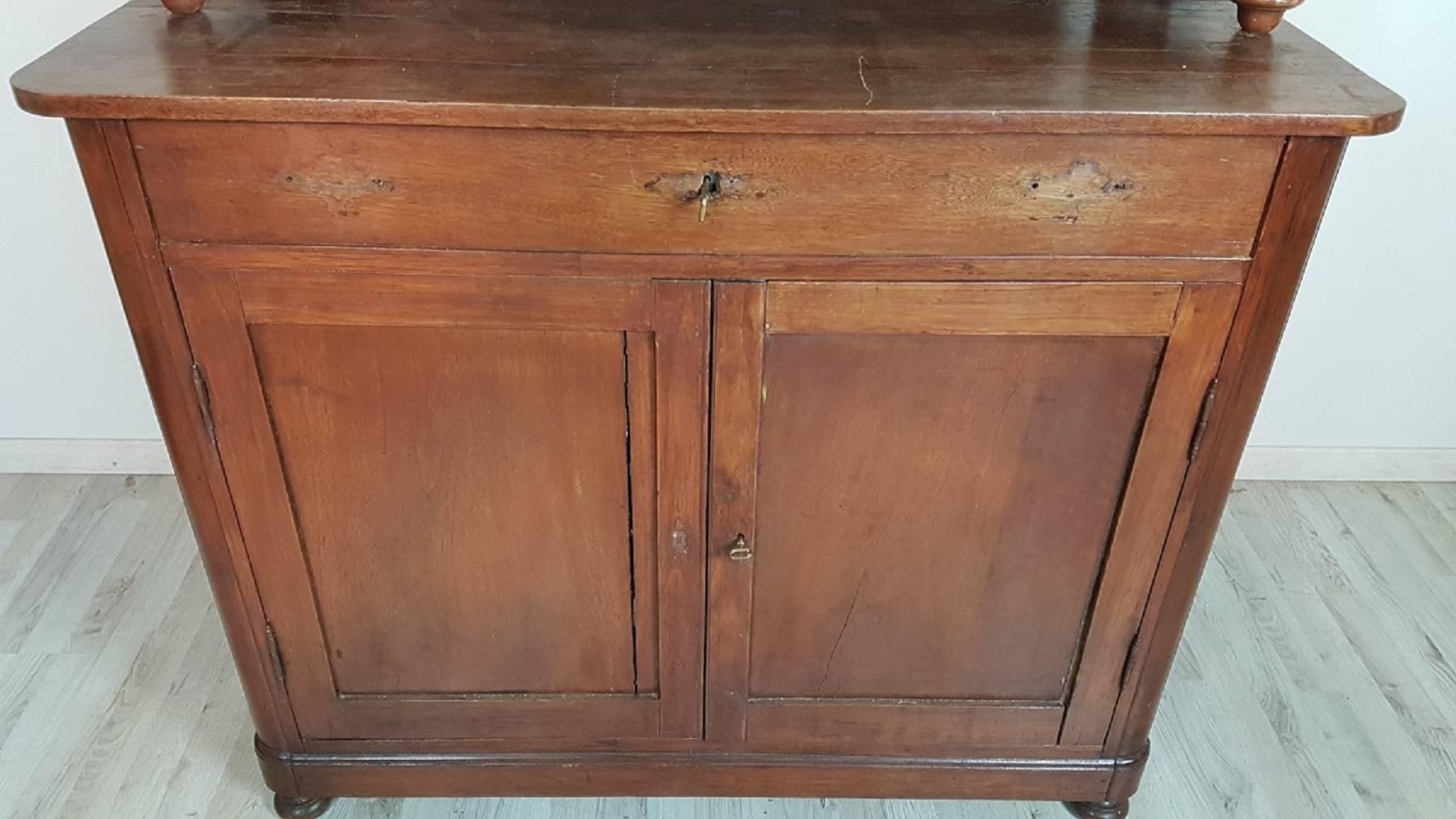 Refined sideboard 19th century, circa 1825, Italian Charles X. Important work to wood walnut Used good condition.
   