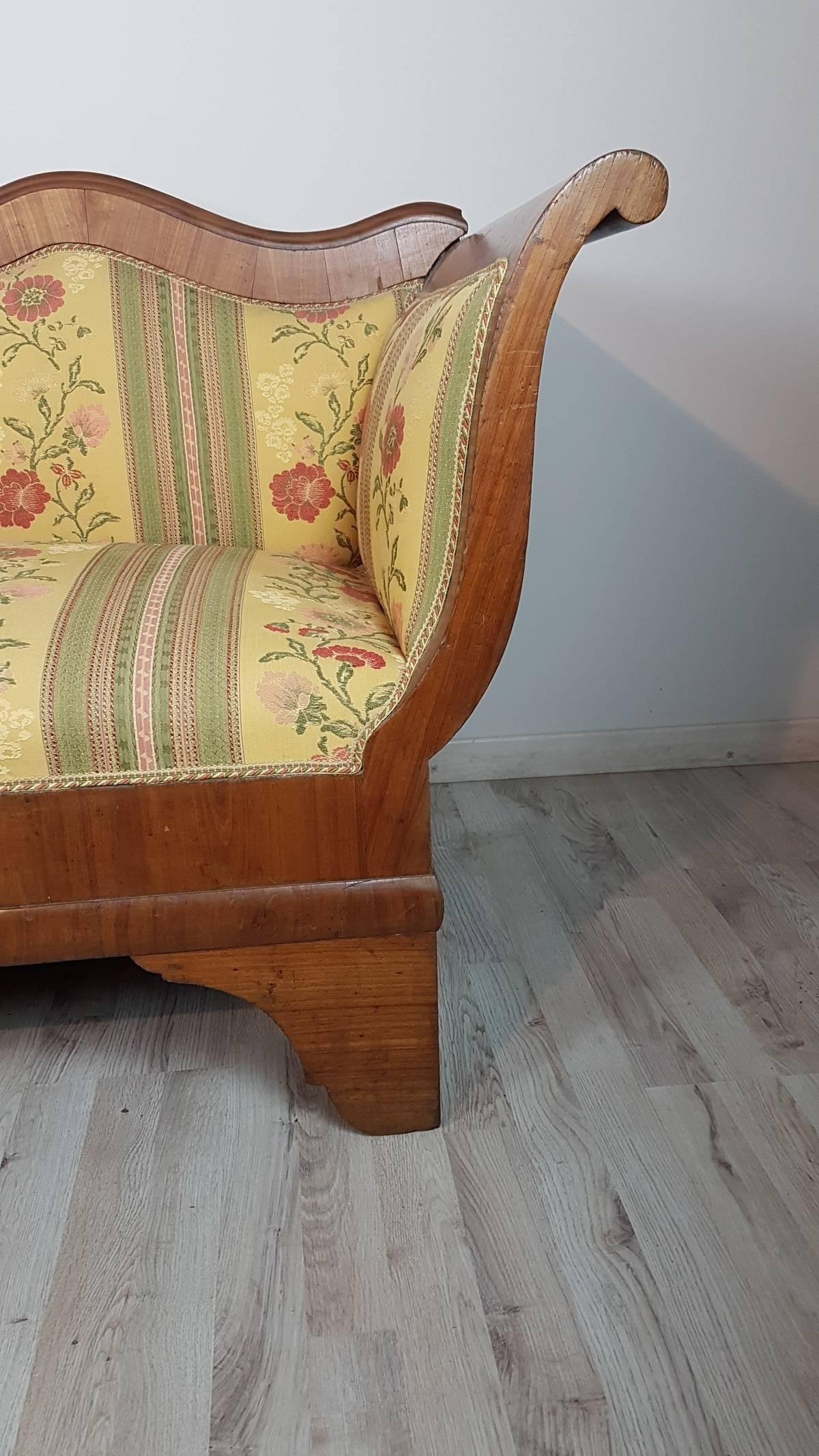 Refined sofa 19th century circa 1825 Charles X. Important work to walnut veneer. Used good condition.
 