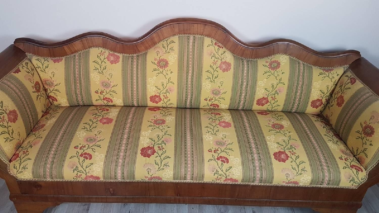 19th Century Italian Charles X Walnut Veneer Sofa In Good Condition In Casale Monferrato, IT