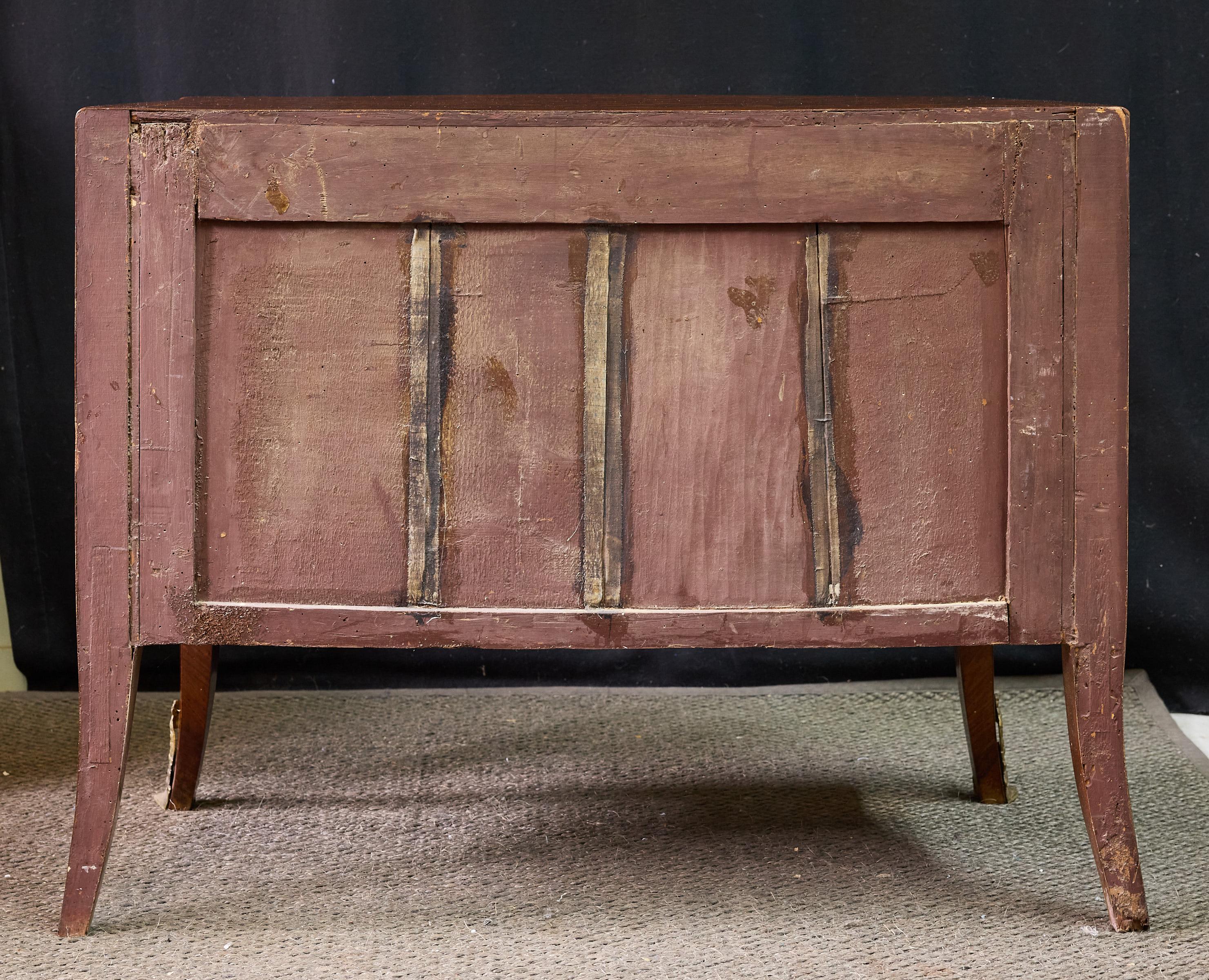 Legno di seta Commodo a due cassetti con intarsio a scacchiera italiano del XIX secolo in vendita