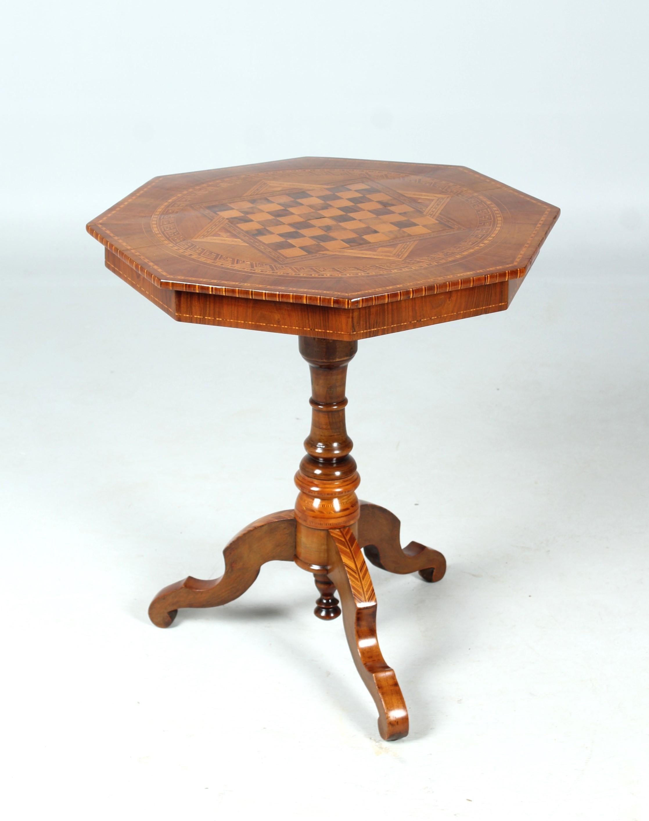 Antique chess table with marquetry and inlays

Italy
Walnut a.o.
second half of the 19th century.

Dimensions: H x W x D: 73 cm x 65 cm x 65 cm

Description:
Very richly inlaid and marked piece of furniture.
Three-piece base. Curved legs