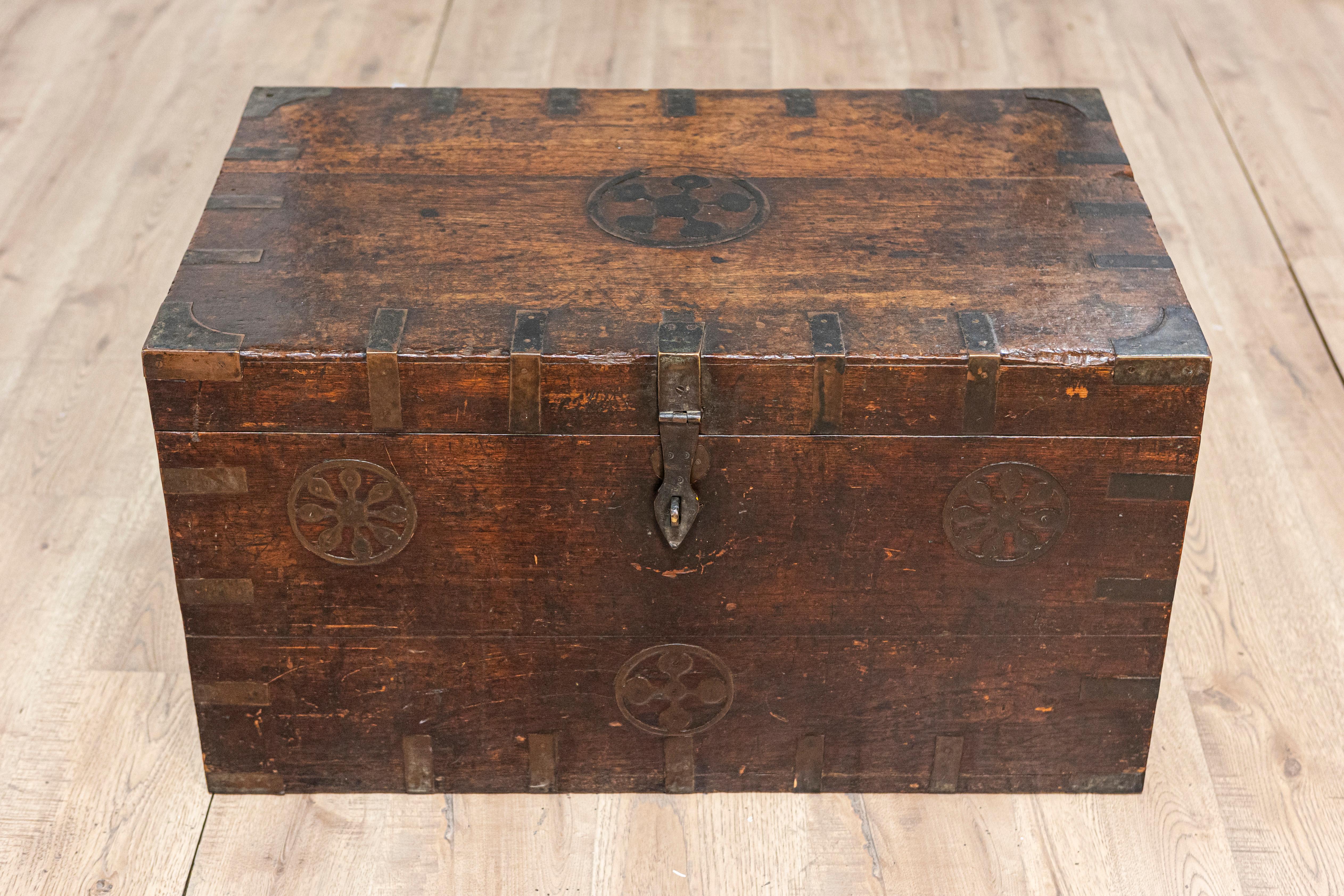 Diese italienische Truhe aus dem 19. Jahrhundert, um 1800, ist ein wunderschön gearbeitetes Stück, das die rustikale Eleganz widerspiegelt, die typisch für die italienische Handwerkskunst aus dieser Zeit ist. Die aus Massivholz, wahrscheinlich