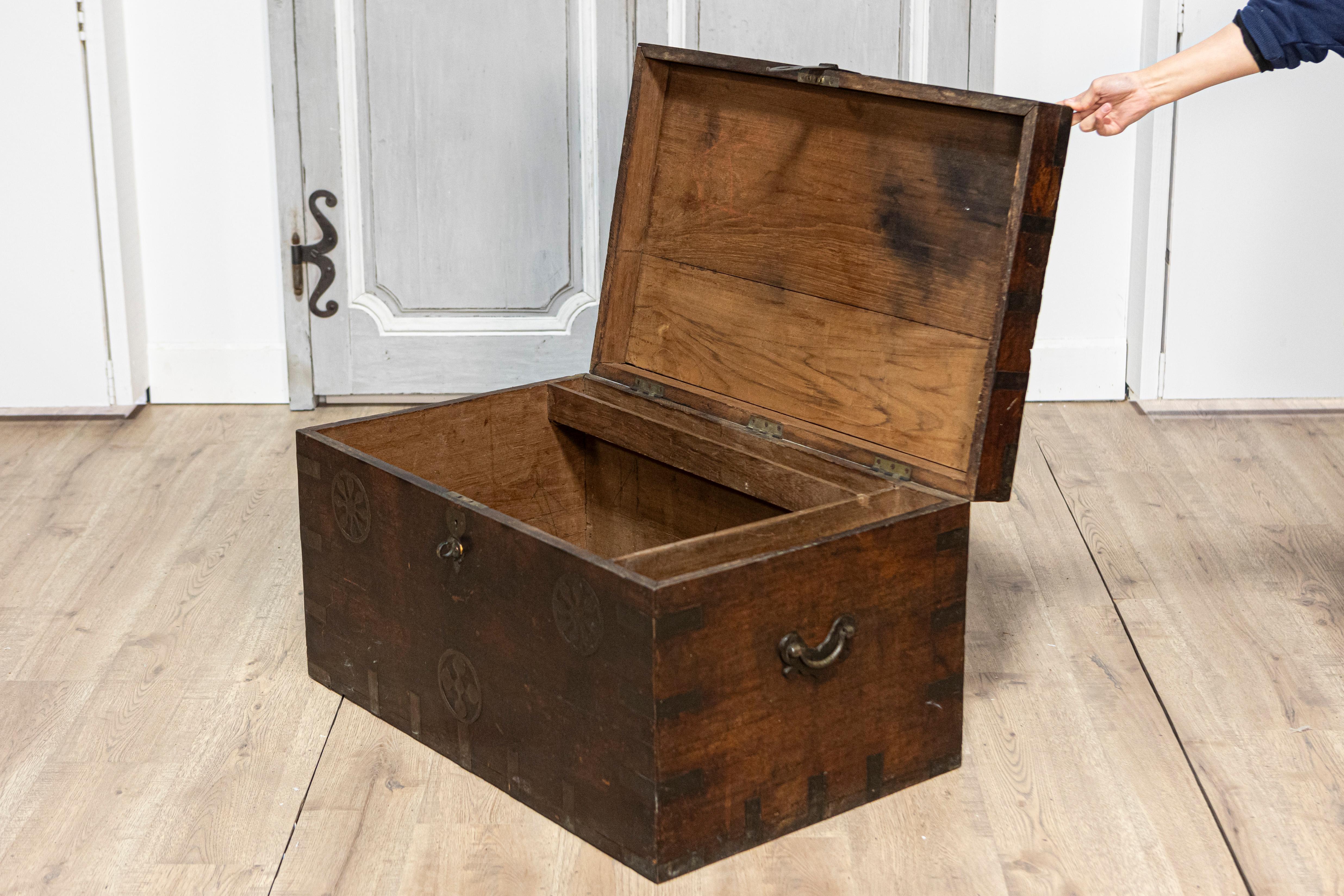 Italienische Kommode aus dem 19. Jahrhundert, um 1800 (Eisen) im Angebot