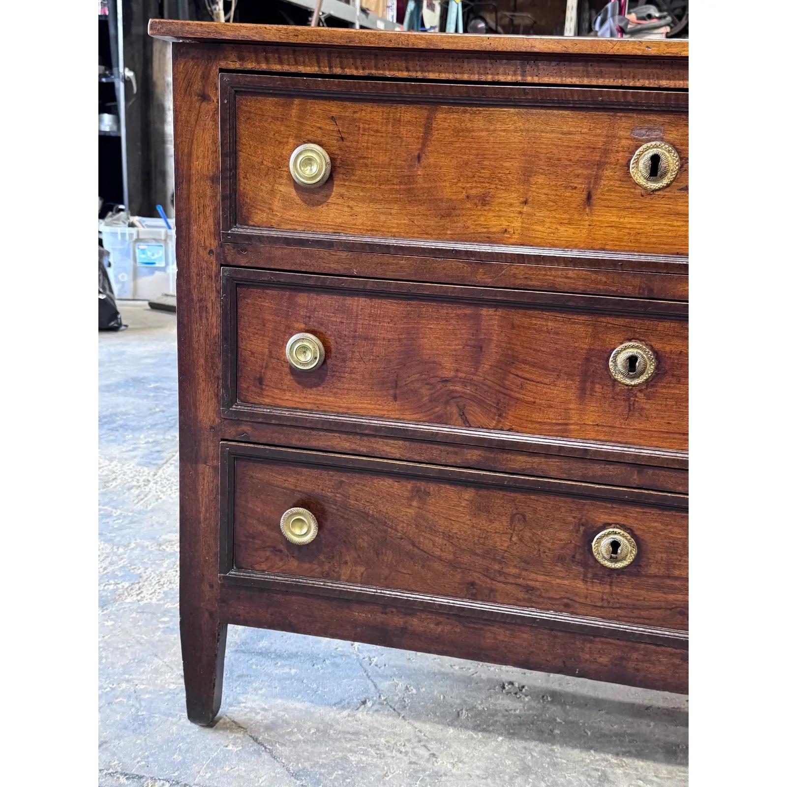 Dies ist ein schönes Beispiel für eine italienische Kommode des 19. Jahrhunderts. Das Holz ist aus Nussbaum und hat eine schöne Patina. Eine erneute Schellackpolitur erweckt das Holz wirklich zum Leben. In ausgezeichnetem Zustand mit 3 Schubladen,