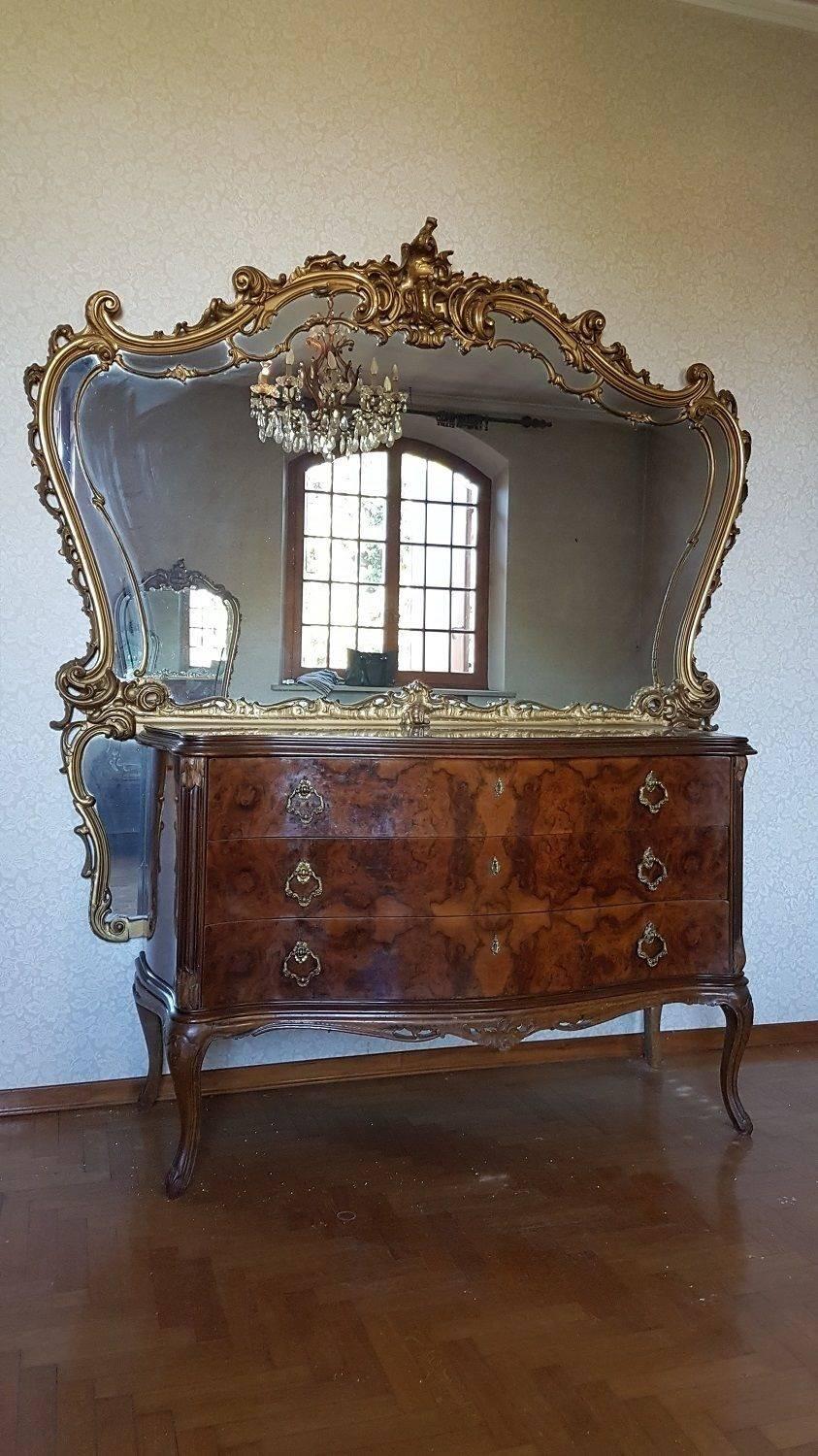 not included chandelier and sconces that there are photos
This superb bedroom set comes from a noble Italian family
Completely in walnut with Chippendale line rich and very close to the best Baroque Italian. Treated in detail definitely the