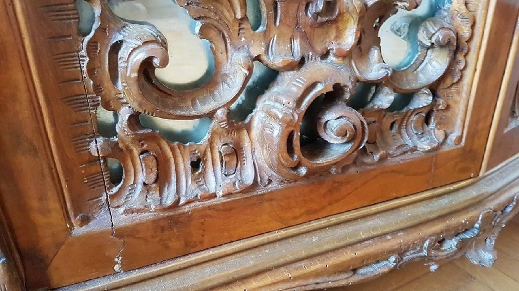 Doré Mobilier de chambre à coucher italien du 19ème siècle Chippendale Bombay en ronce de noyer en vente