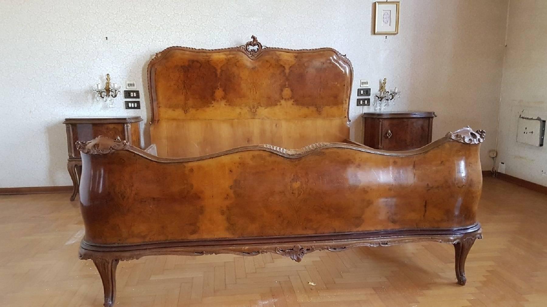 Mobilier de chambre à coucher italien du 19ème siècle Chippendale Bombay en ronce de noyer Bon état - En vente à Casale Monferrato, IT