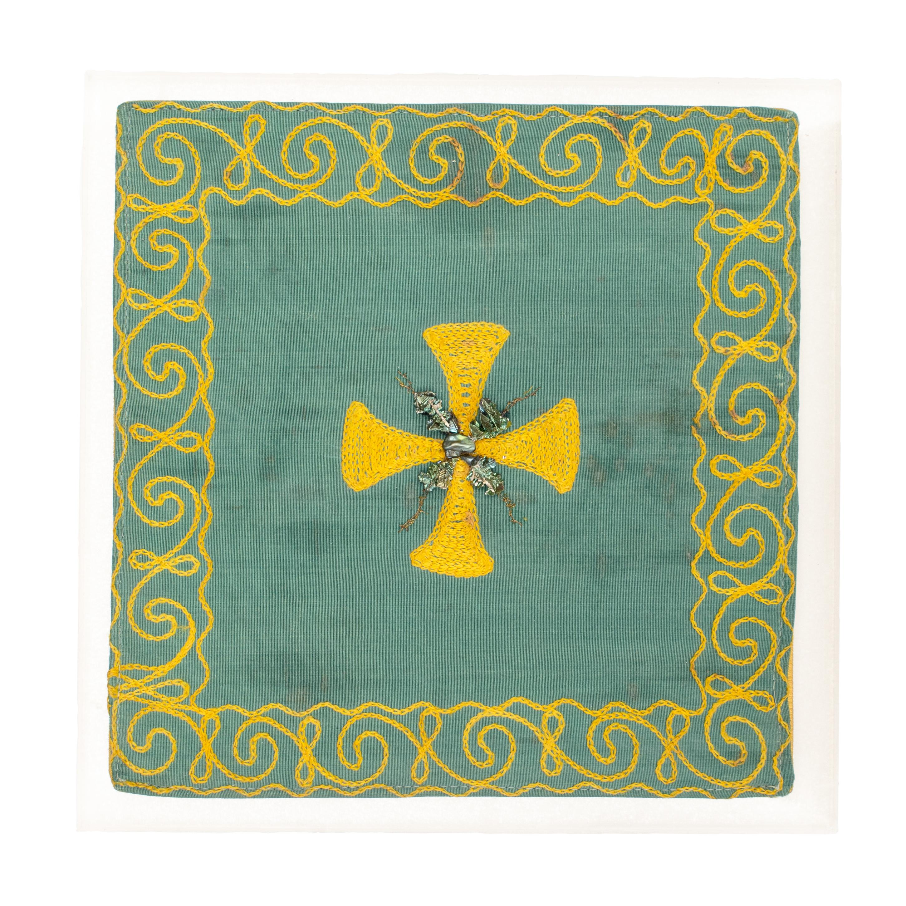 Borsa da chiesa del XIX secolo, fatta a mano, di colore verde acqua con ricami gialli. La borsa è stata decorata con bismuto e una perla barocca centrata e coordinata.

Disponibile con o senza lucite. Insieme, creano un'opera d'arte e un oggetto da
