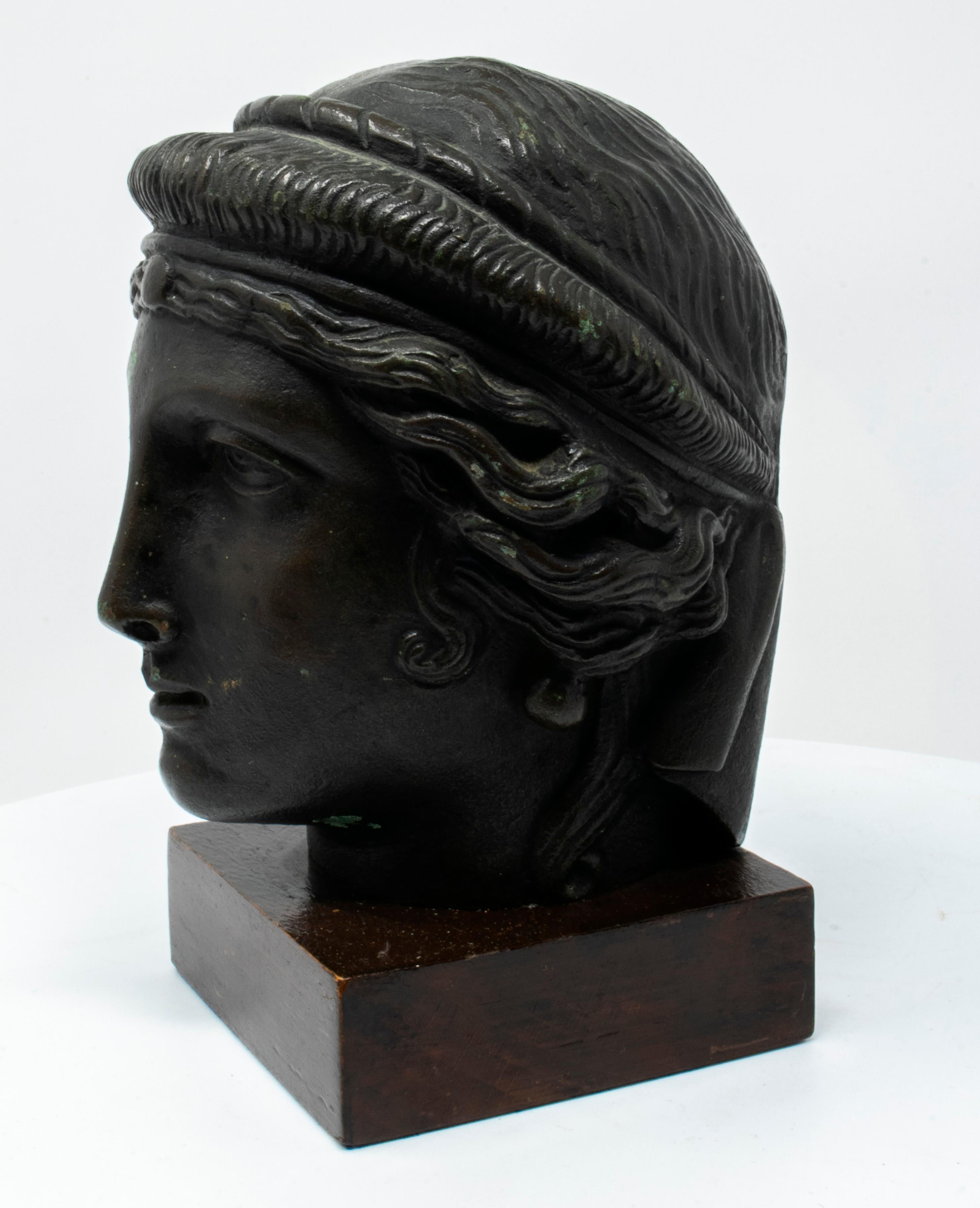 19th Century Italian Classical Greek Bust in Bronze on a Wooden Base In Good Condition In Marbella, ES