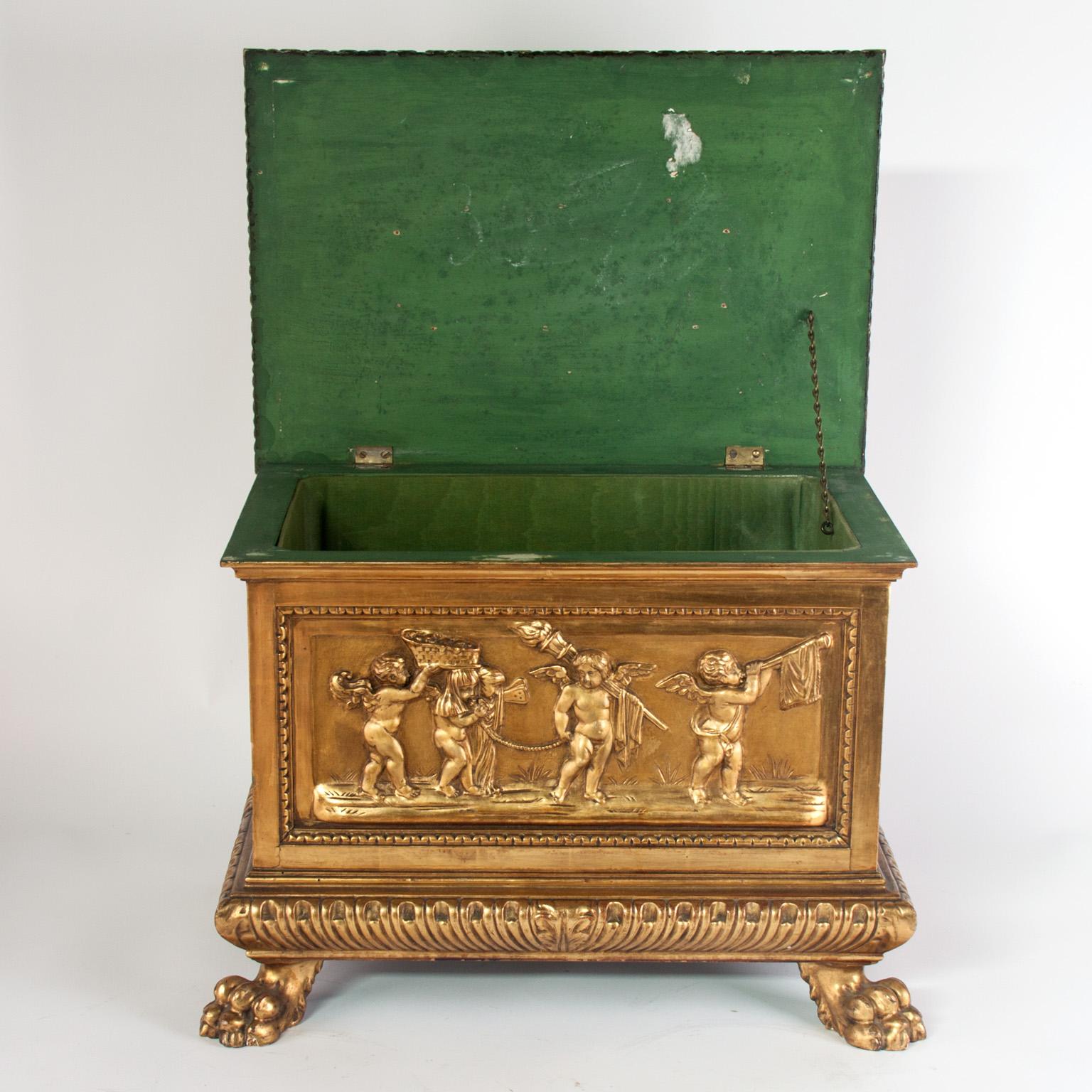 Italian 19th C. polychromed Wooden Casket. In Good Condition For Sale In Esbeek, NL