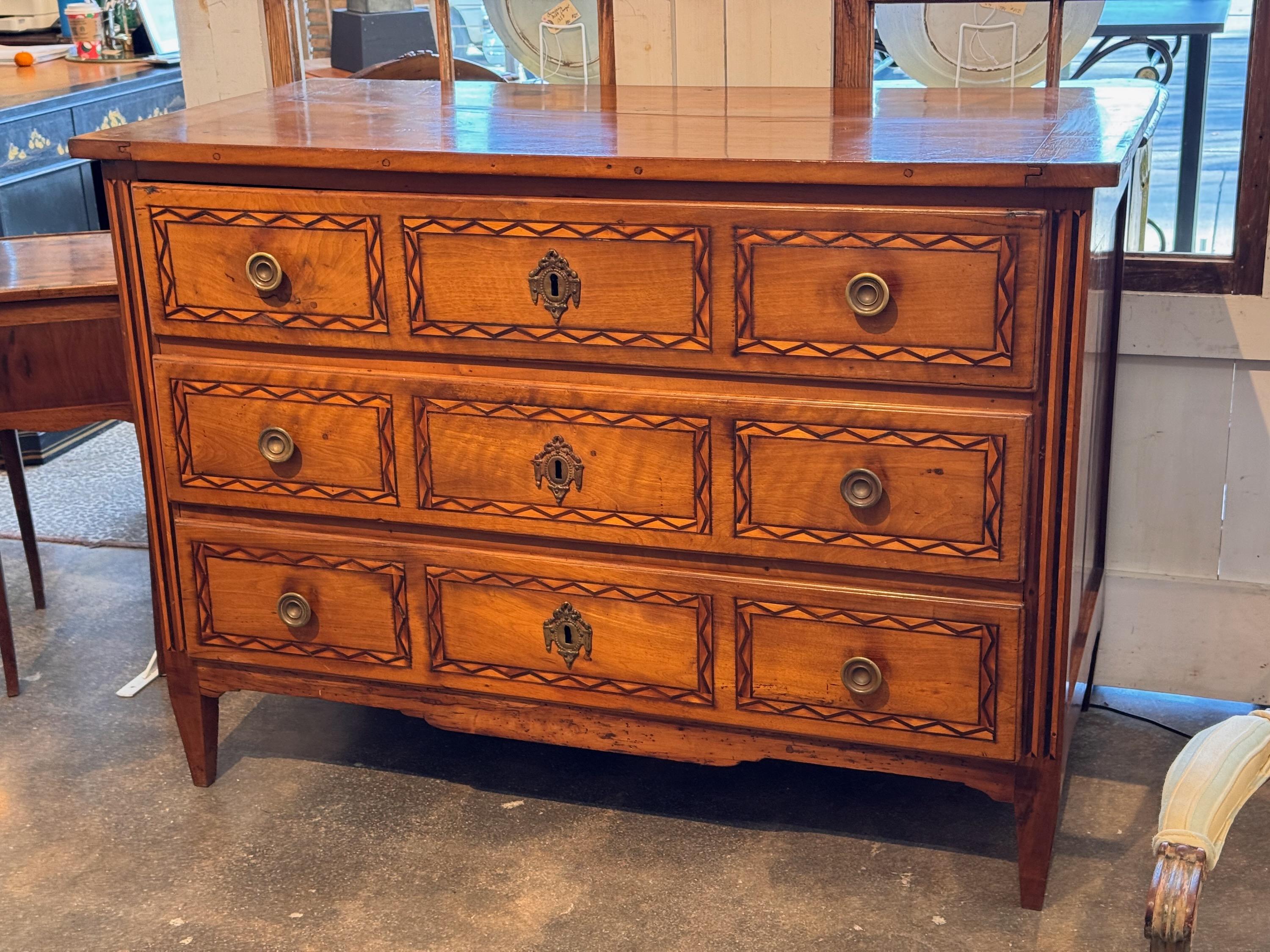 Una commode italiana con interessanti intarsi. Tre utili cassetti.