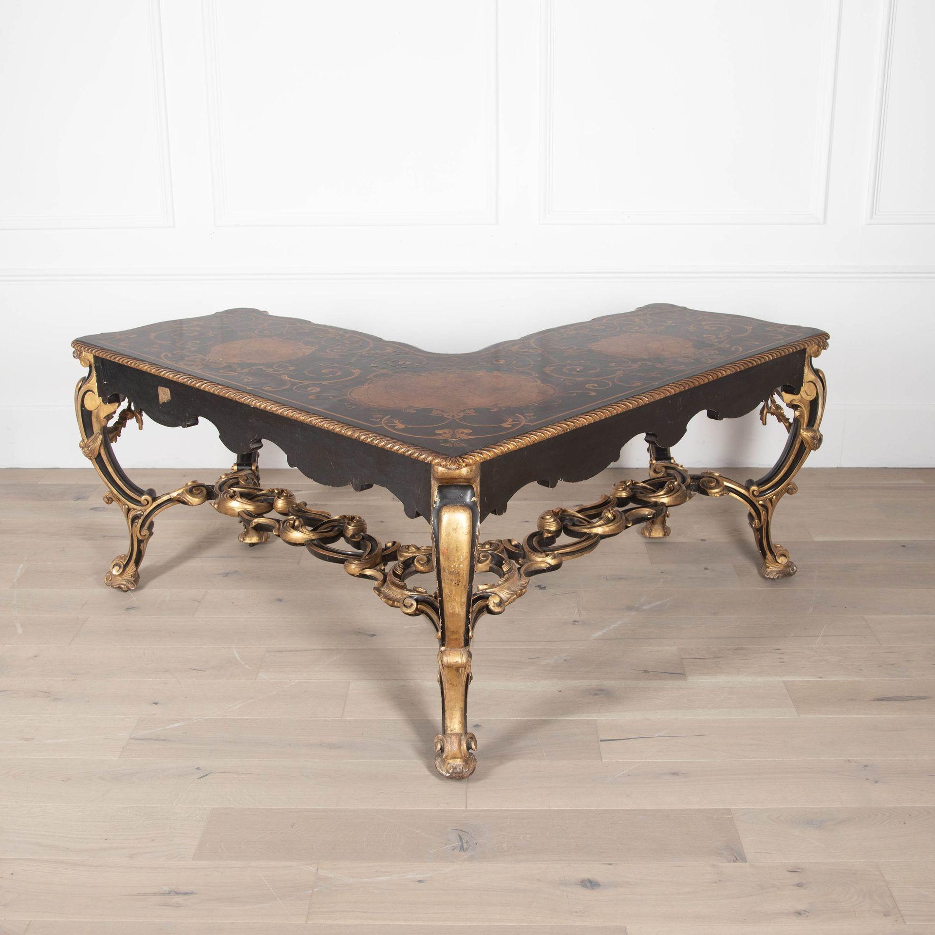 Consolle angolare italiana del XIX secolo, elaborata e di buona qualità.
Questo splendido pezzo unico è un esempio di artigianato italiano di qualità e poggia su eleganti gambe cabriole che conservano la finitura dorata ebanizzata originale.
Il