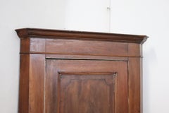 armoire d'angle ou meuble d'angle italien du 19ème siècle en noyer massif
