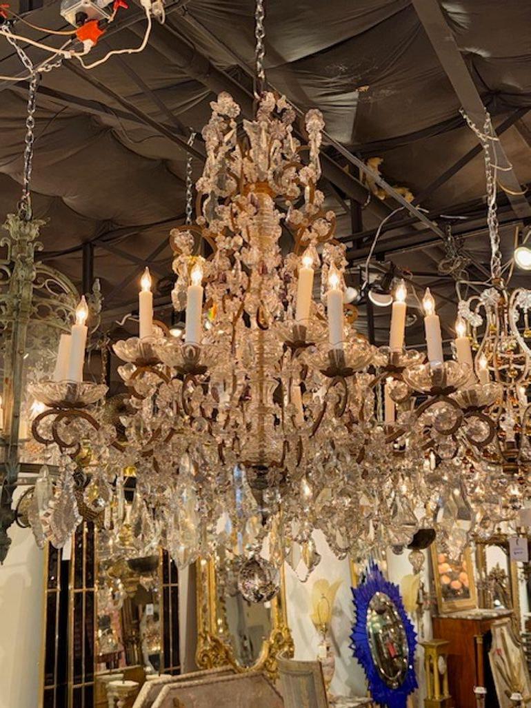 Il lampadario in cristallo italiano del XIX secolo è un apparecchio di illuminazione straordinario che emana eleganza e raffinatezza. Realizzato in Italia, questo lampadario è caratterizzato da un intricato gioco di cristalli e ametista che