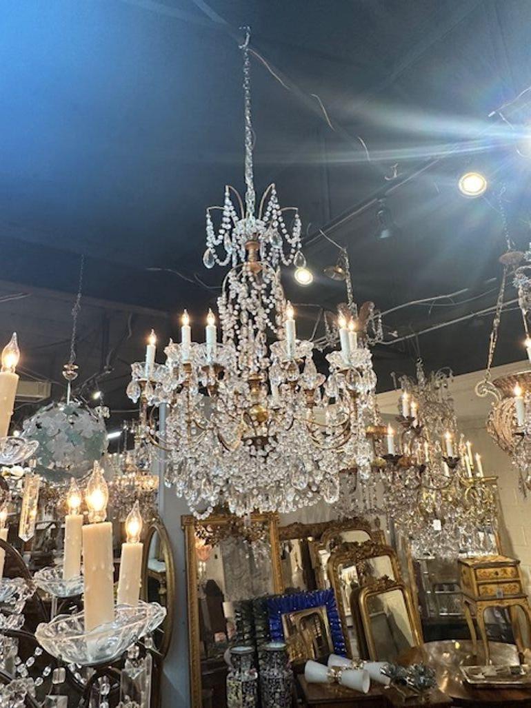 19th century Italian beaded crystal and giltwood chandelier. A lovely chandelier for a traditional look. Gorgeous!!