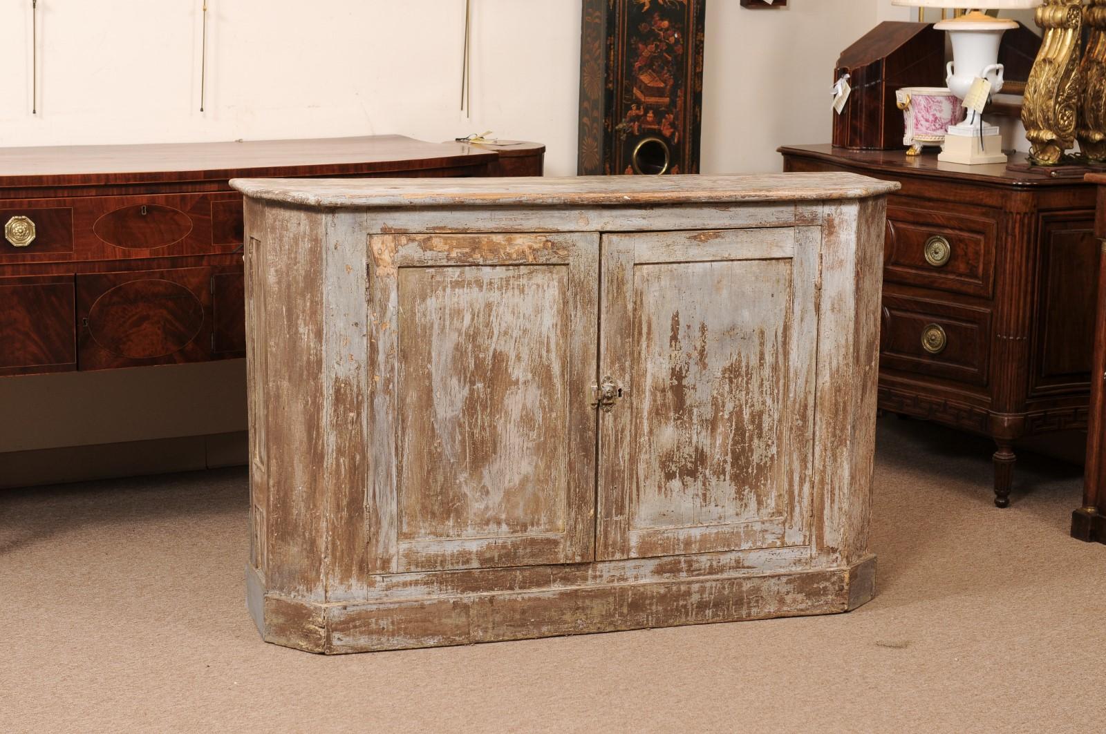 19. Jahrhundert Italienisch Distressed Painted Credenza mit Canted Sides & 2 Paneled Cabinet Doors