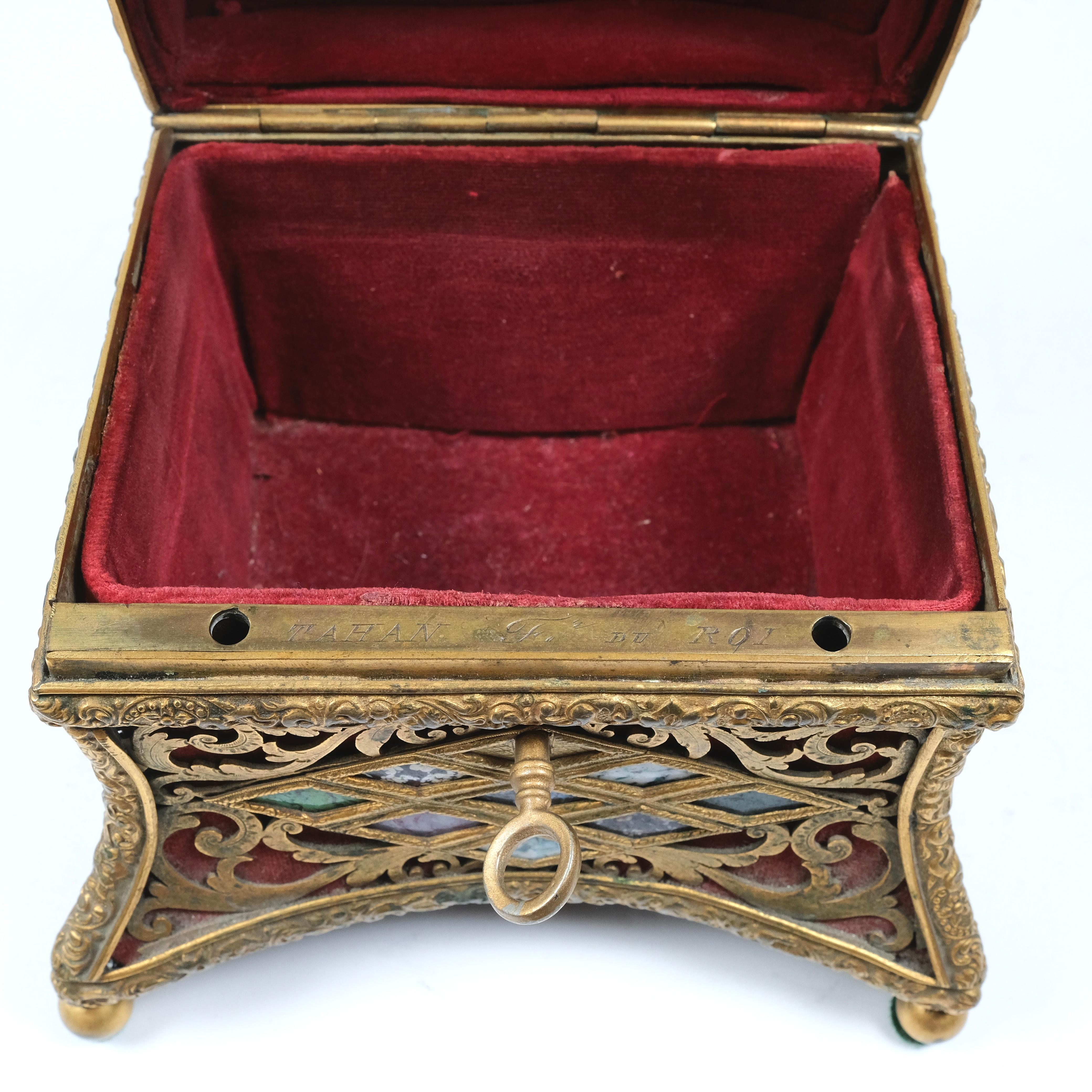 Bronze doré avec un spécimen de marbre inséré. Intérieur original en velours rouge.