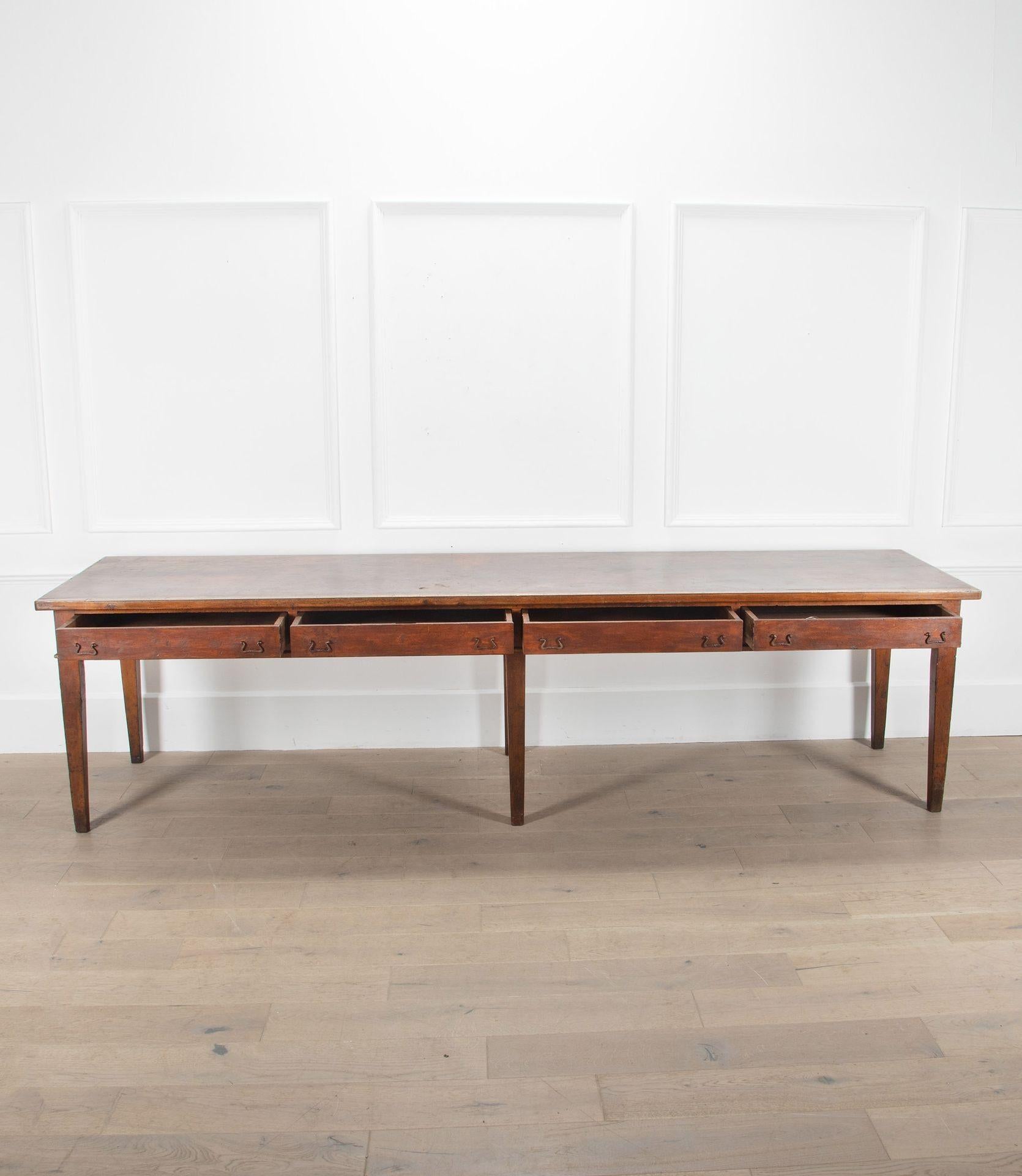 Tavolo per drapperia italiano del XIX secolo di un sarto milanese.

In legno di noce, con una serie di cassetti con maniglie originali e il nastro di misurazione originale in ottone incastonato.
