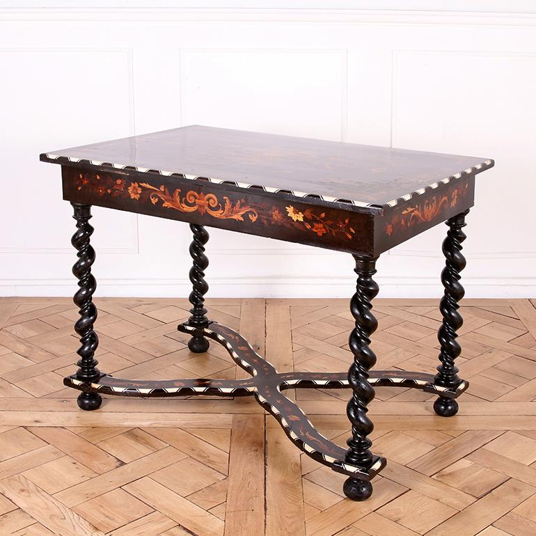Bureau italien ébonisé du début du 19e siècle avec un travail exceptionnel de marqueterie et d'incrustation d'os.
Dimensions :
W : 39″
D : 26.5″
H : 28.5″