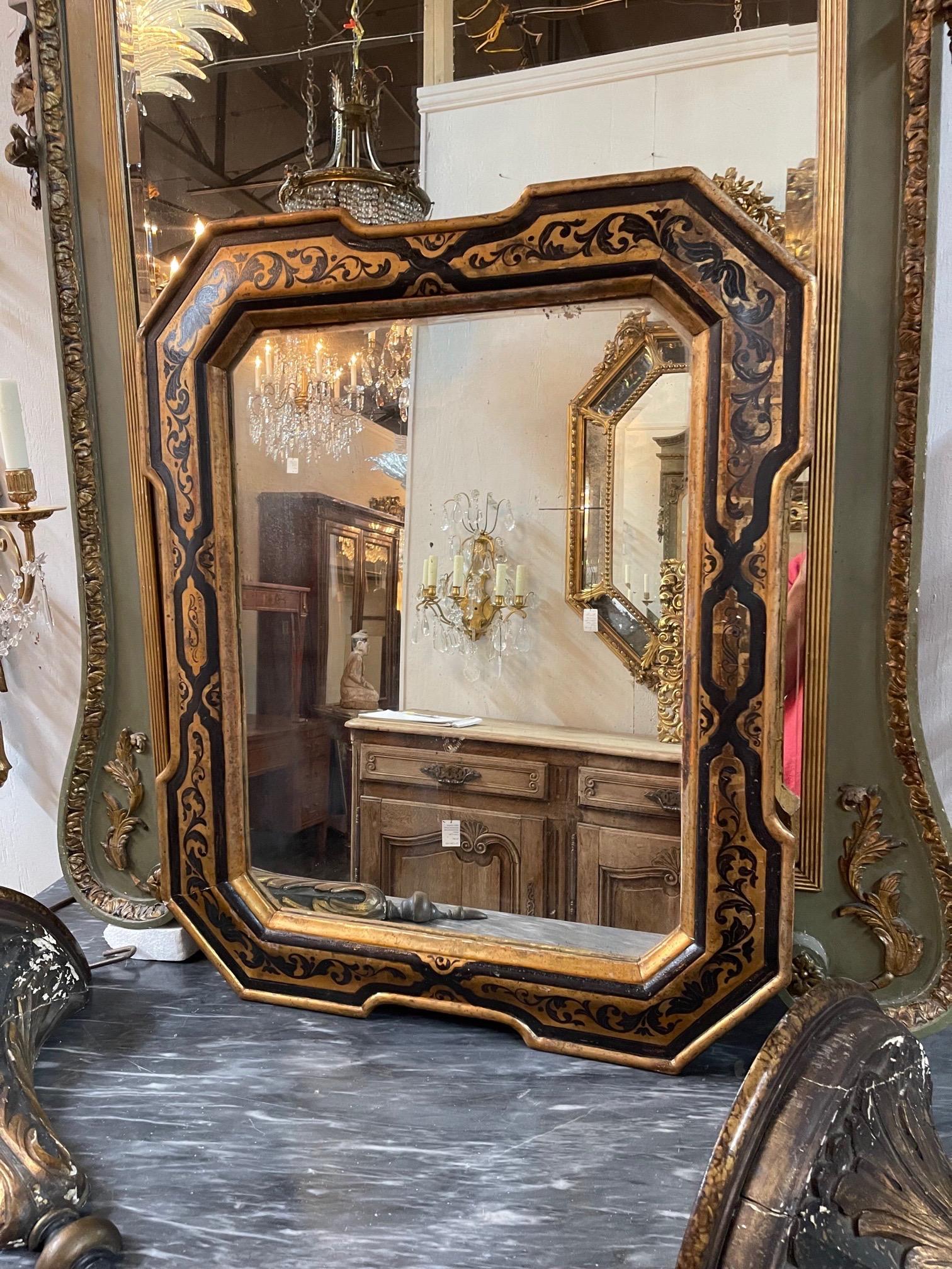 Élégant miroir italien du XIXe siècle en ébène et bois doré. Joli motif de défilement et jolis bords festonnés. C'est si joli !