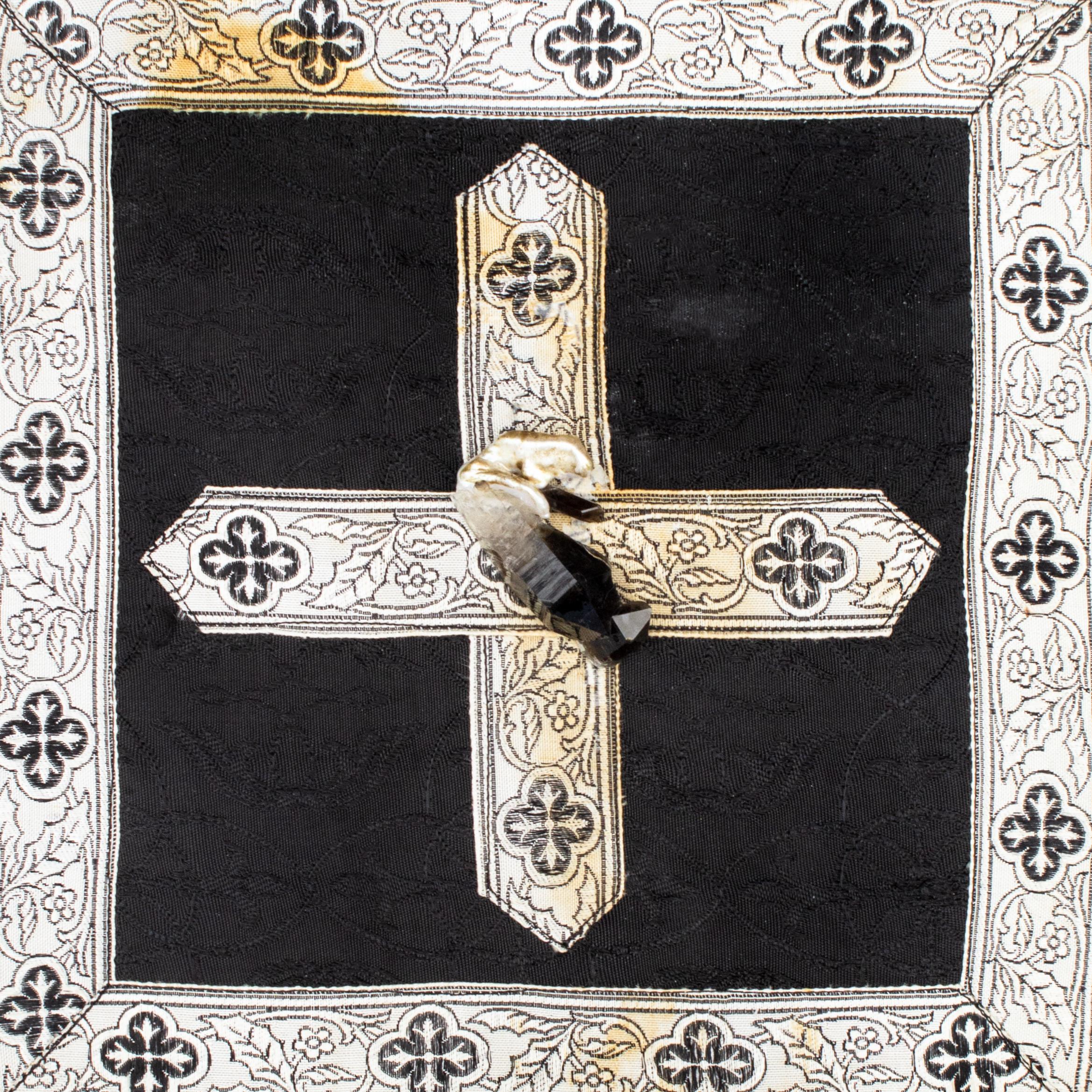 Porte-monnaie d'offrande d'église (chiesa borsa) italien du XIXe siècle, fabriqué à la main, avec garniture ecclésiastique et orné de pointes de cristal noir irradié coordonnées. Disponible avec ou sans lucite. 

L'ensemble constitue un objet de