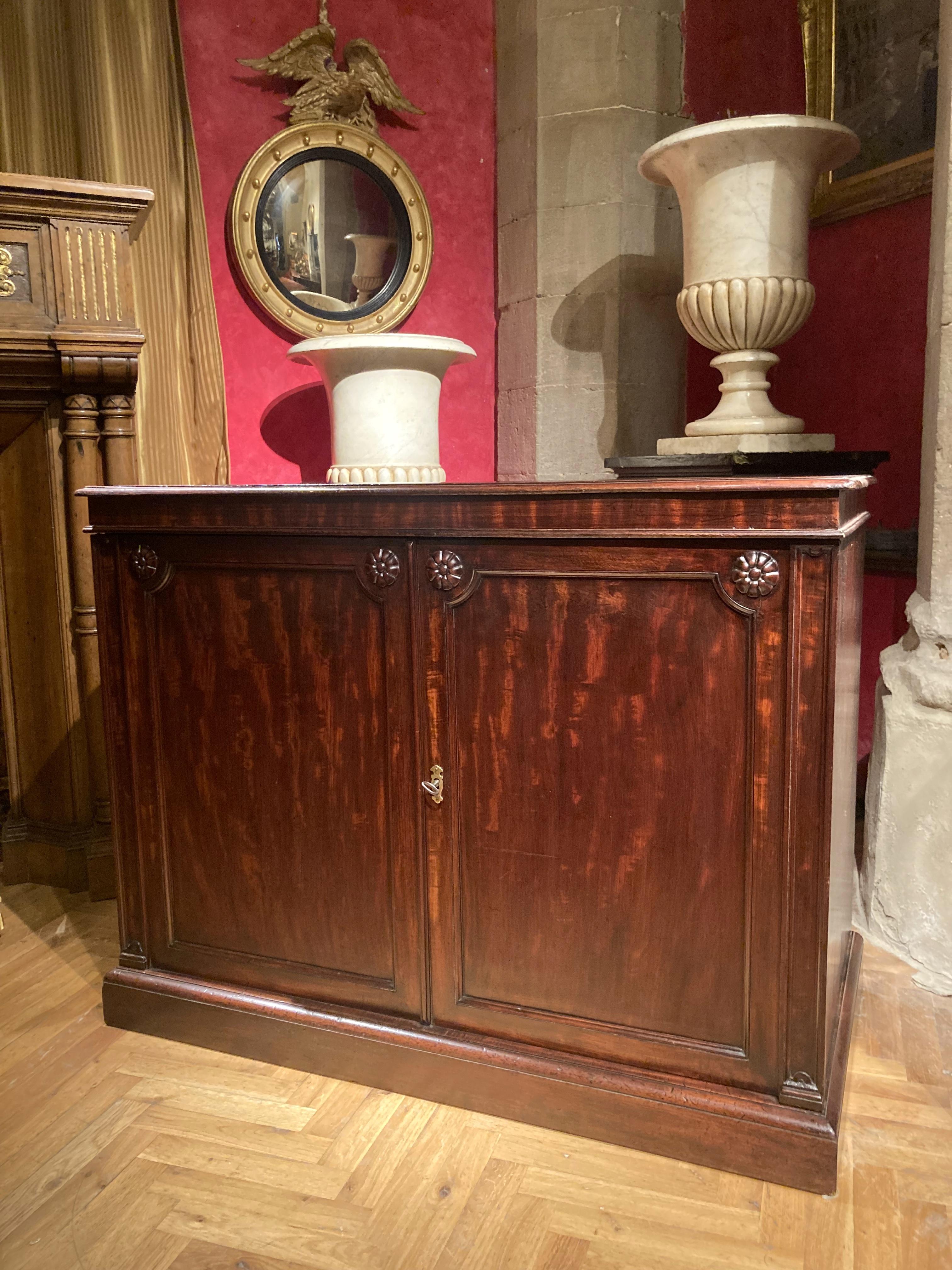 19th Century Italian Empire Mahogany Commode Two Doors Cabinet In Good Condition For Sale In Firenze, IT