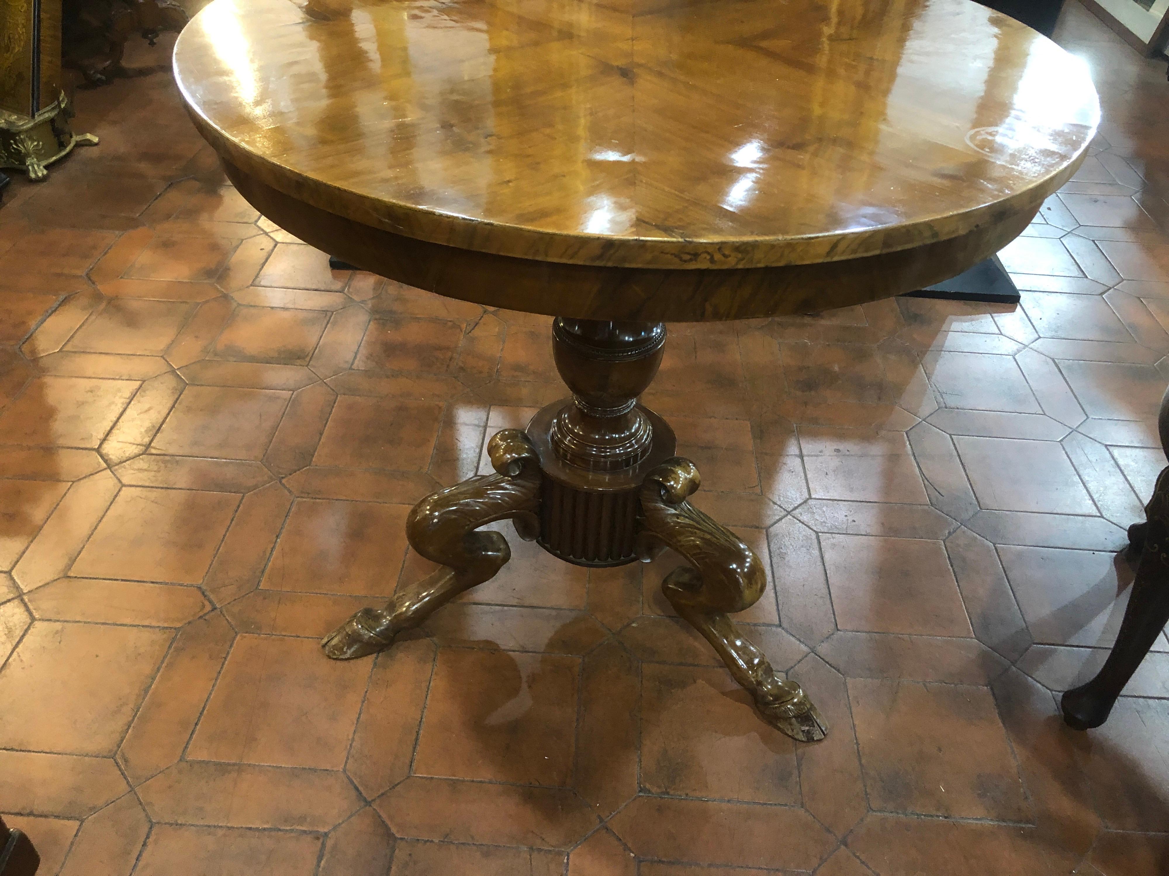 Italian center table, early 19th century, in Walnut.
Central leg with three hoof-shaped feet. In the central part of the stump we find a refined carving process. The top is of a veined walnut that creates a beautiful design. In excellent state of