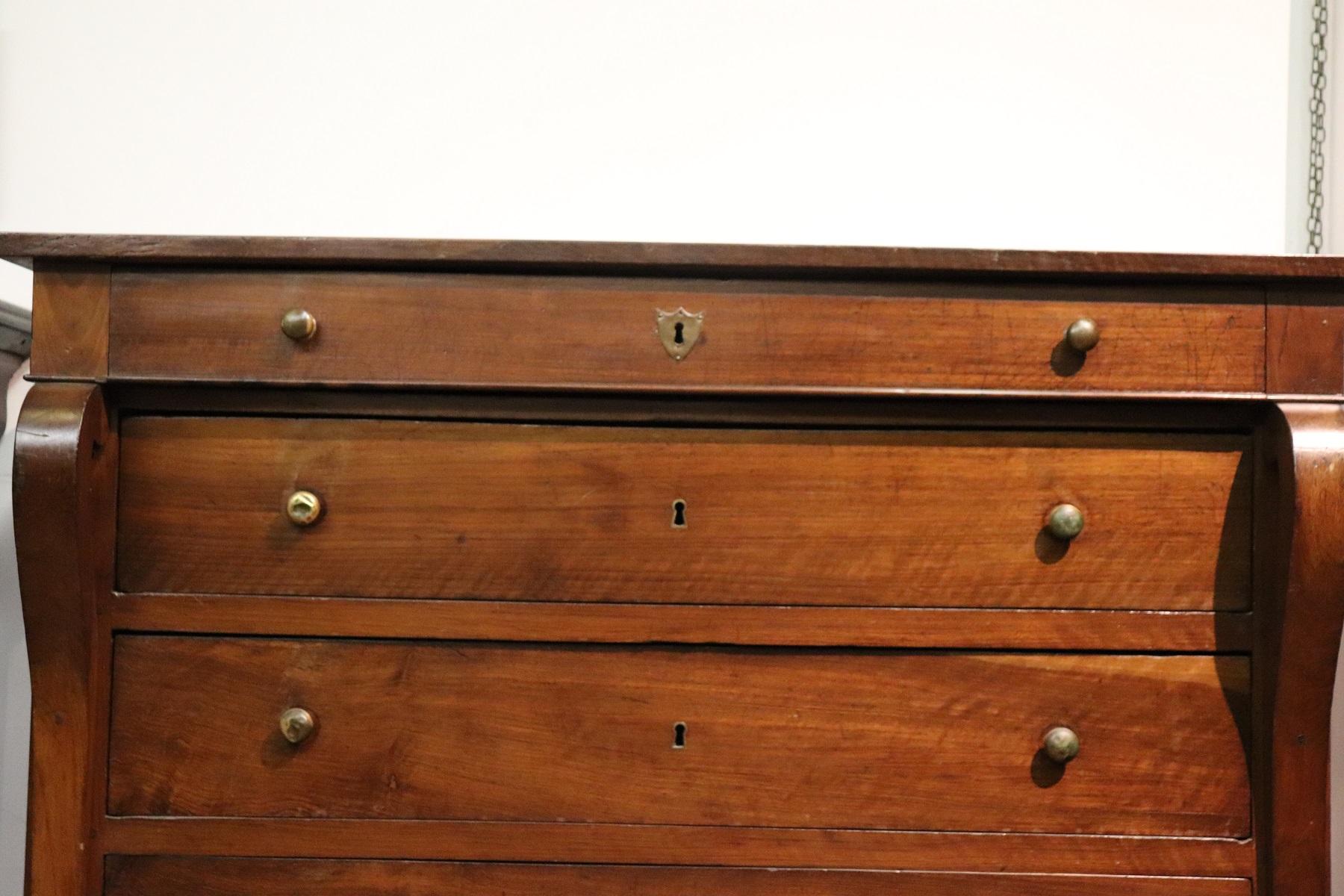 Important antique Italian Empire chest of drawers 1810s walnut wood. The commode is very refined linear and elegant. On the front two decorative pilasters. The walnut wood has a beautiful patina. On the front three large drawers and a smaller one.
