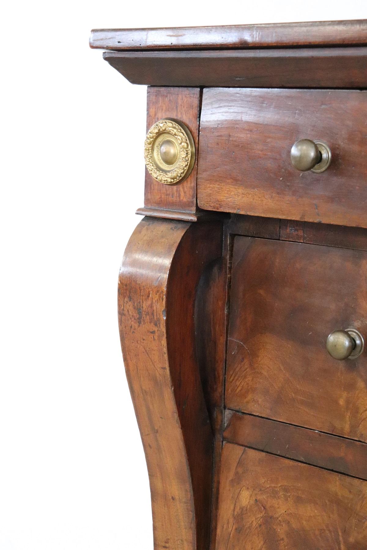 Important antique Italian Empire chest of drawers 1810s walnut wood. The commode is very refined linear and elegant. On the front two decorative pilasters. The walnut wood has a beautiful patina. On the front three large drawers and a smaller one.