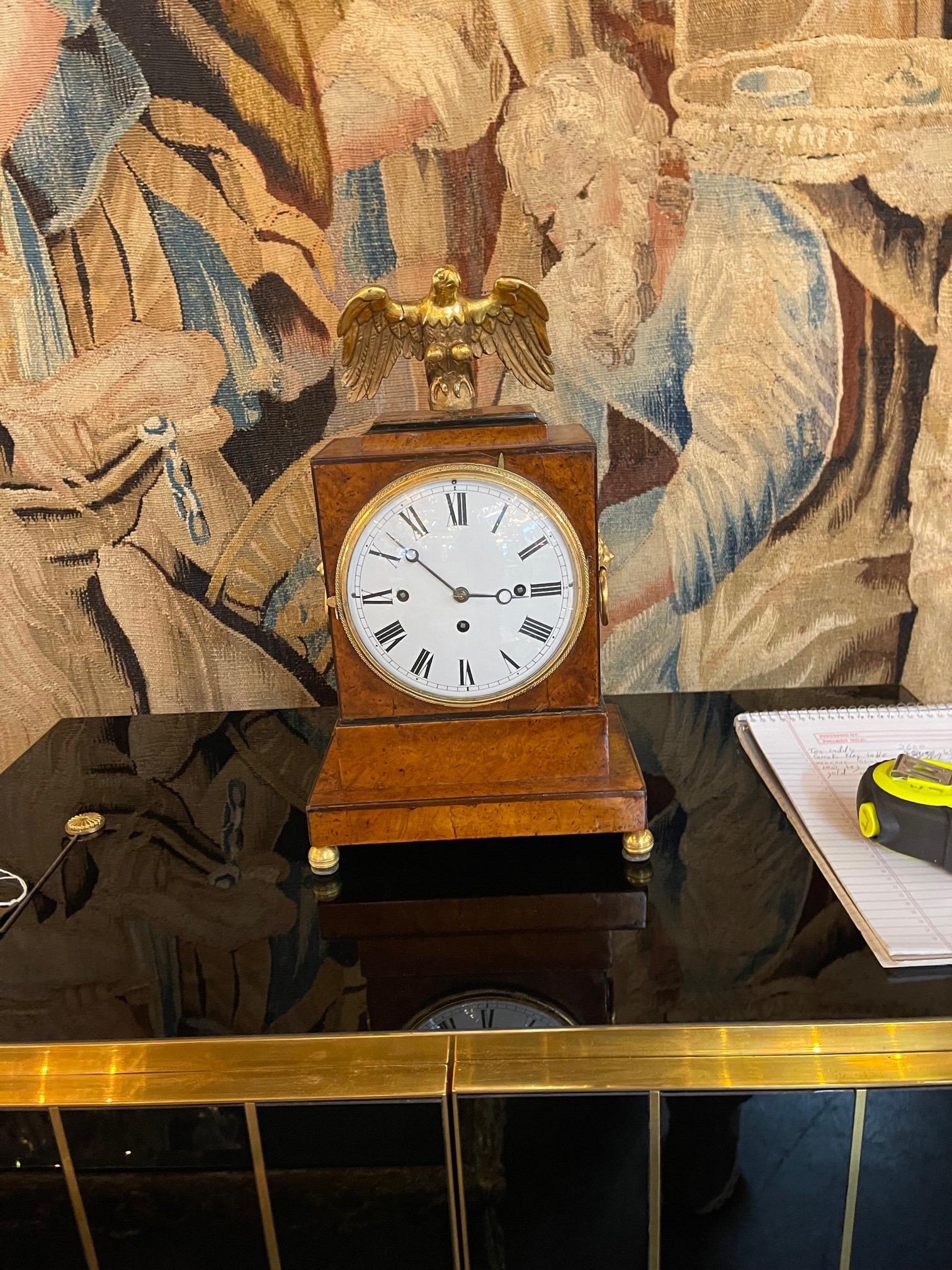 Belle horloge de manteau en noyer de style Empire italien du 19e siècle. Magnifique. Les détails comprennent un aigle en or sculpté au sommet et des poignées en forme de lion. Très spécial !