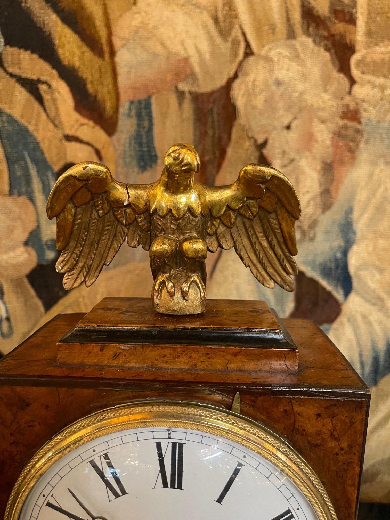 Horloge de cheminée en noyer Empire italien du 19e siècle Bon état à Dallas, TX