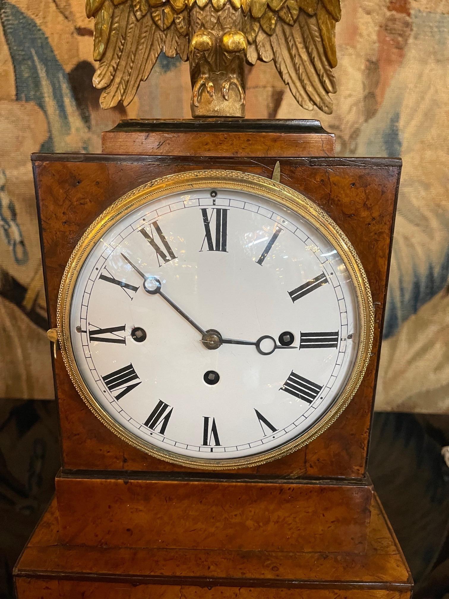 XIXe siècle Horloge de cheminée en noyer Empire italien du 19e siècle