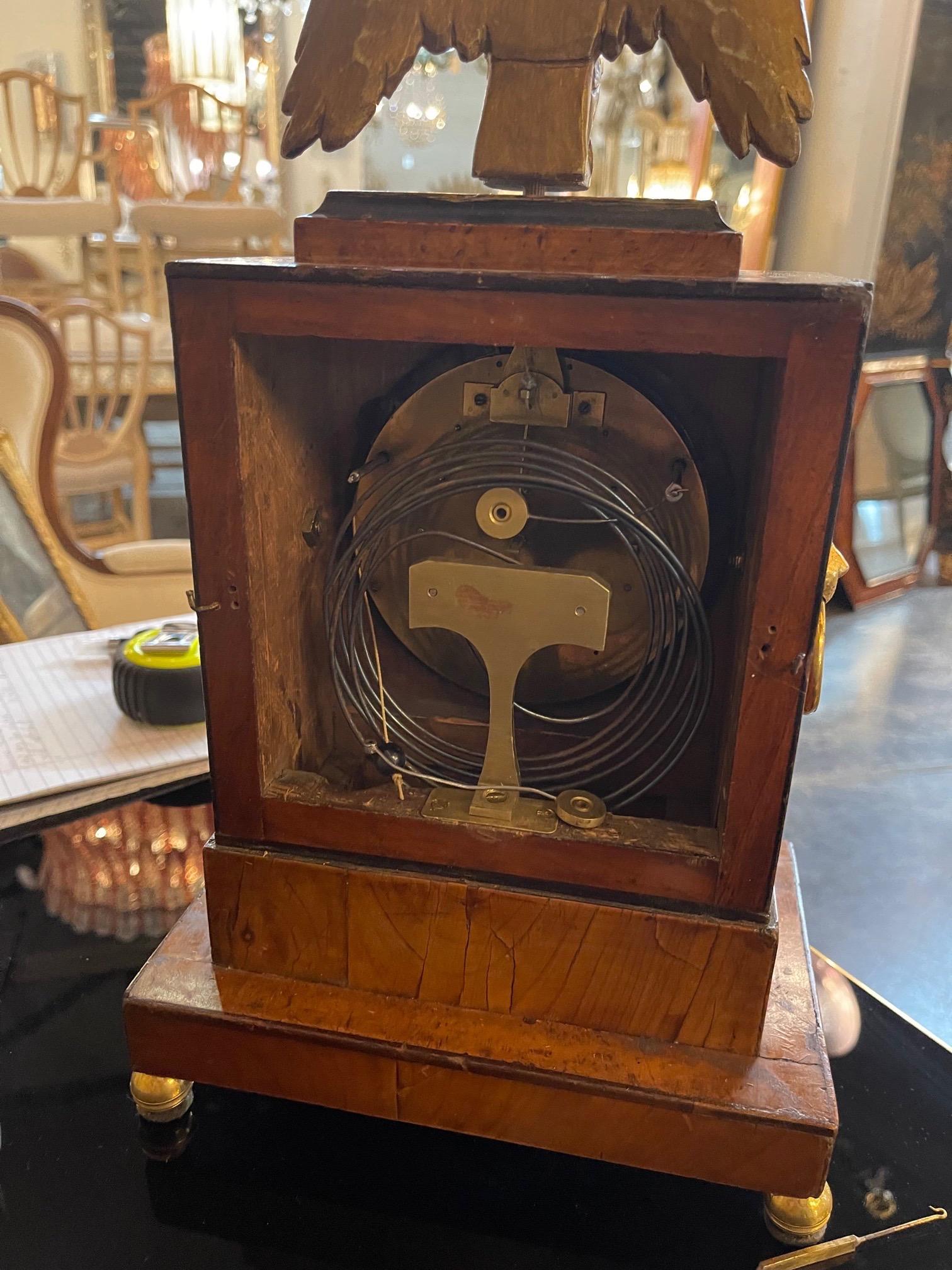 Horloge de cheminée en noyer Empire italien du 19e siècle 1