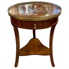 Table d'appoint Empire italienne du 19ème siècle en noyer avec galerie en laiton