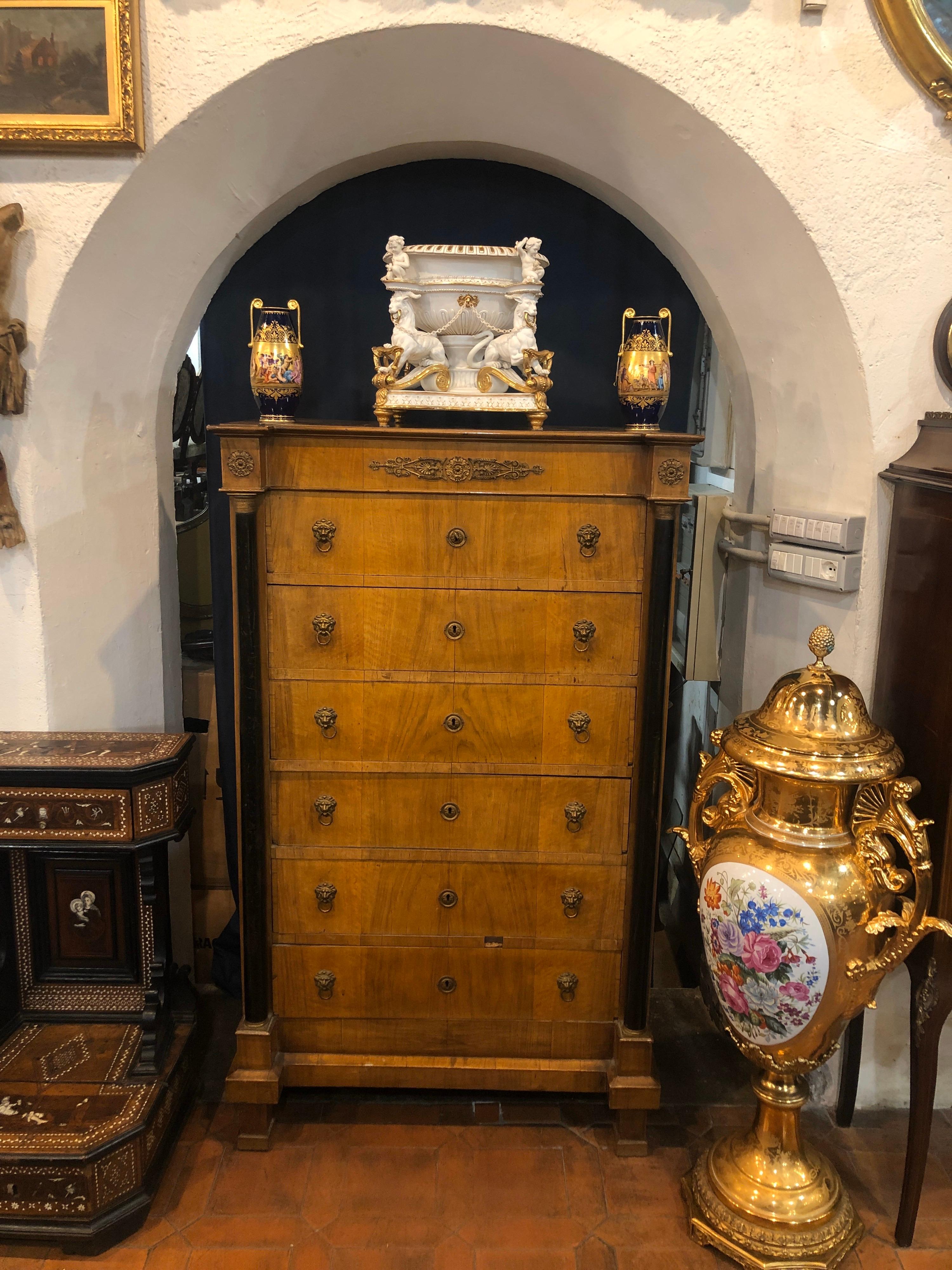 Chest of drawers with six drawers, Italy region Emilia, First Empire, circa 1805, walnut veneer. Contemporary bronzes, original handles, only the four legs have been badly restored and are to be reviewed, they have been re-coated in order to look