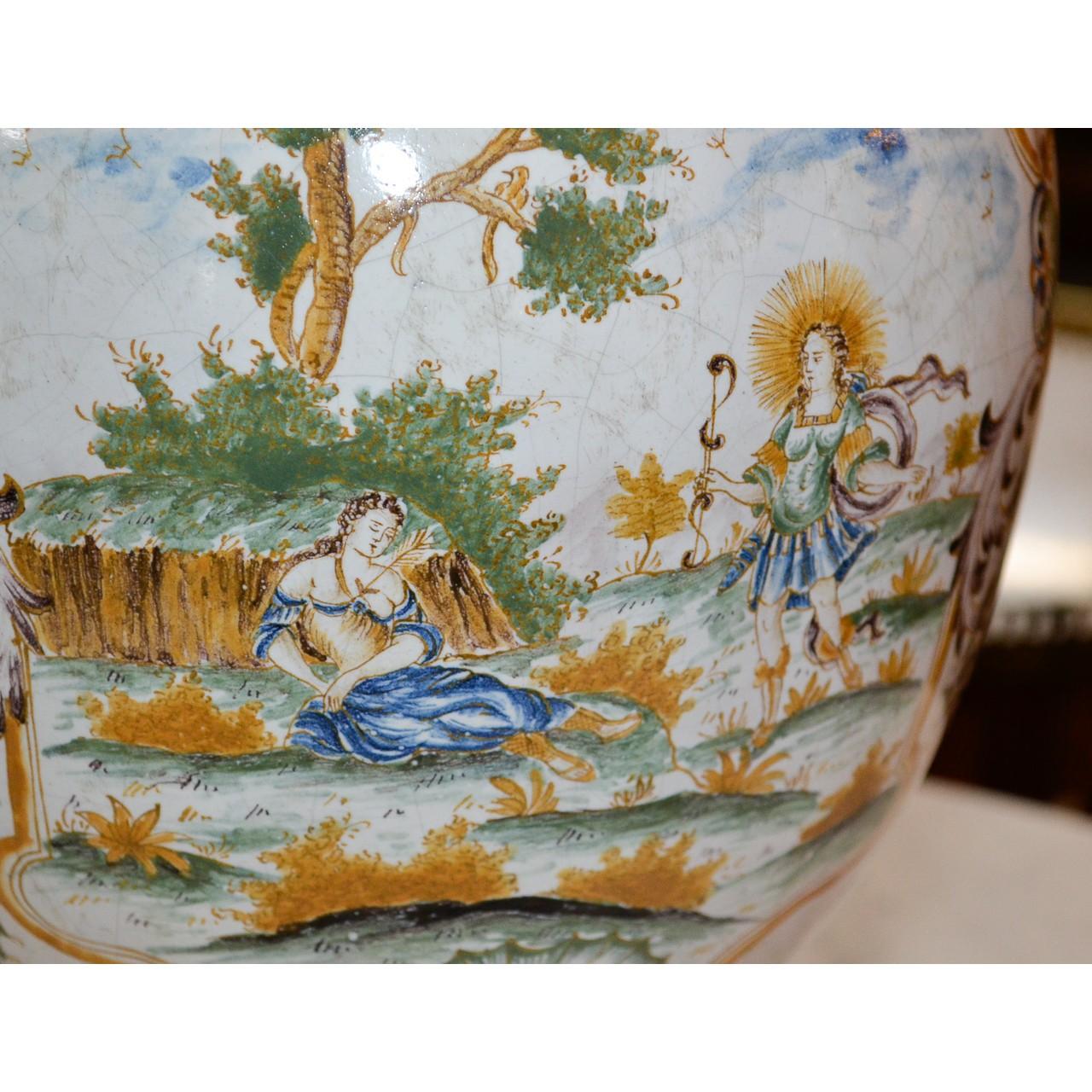Diese wunderschön verzierte Fayence-Vase mit Doppelhenkeln wurde um 1890 in Italien hergestellt. 
Unterschrift auf der Unterseite. Siehe das letzte Foto für die Unterschrift. 
Maßnahmen: 19 Zoll Höhe x 11::5 Zoll Breite.