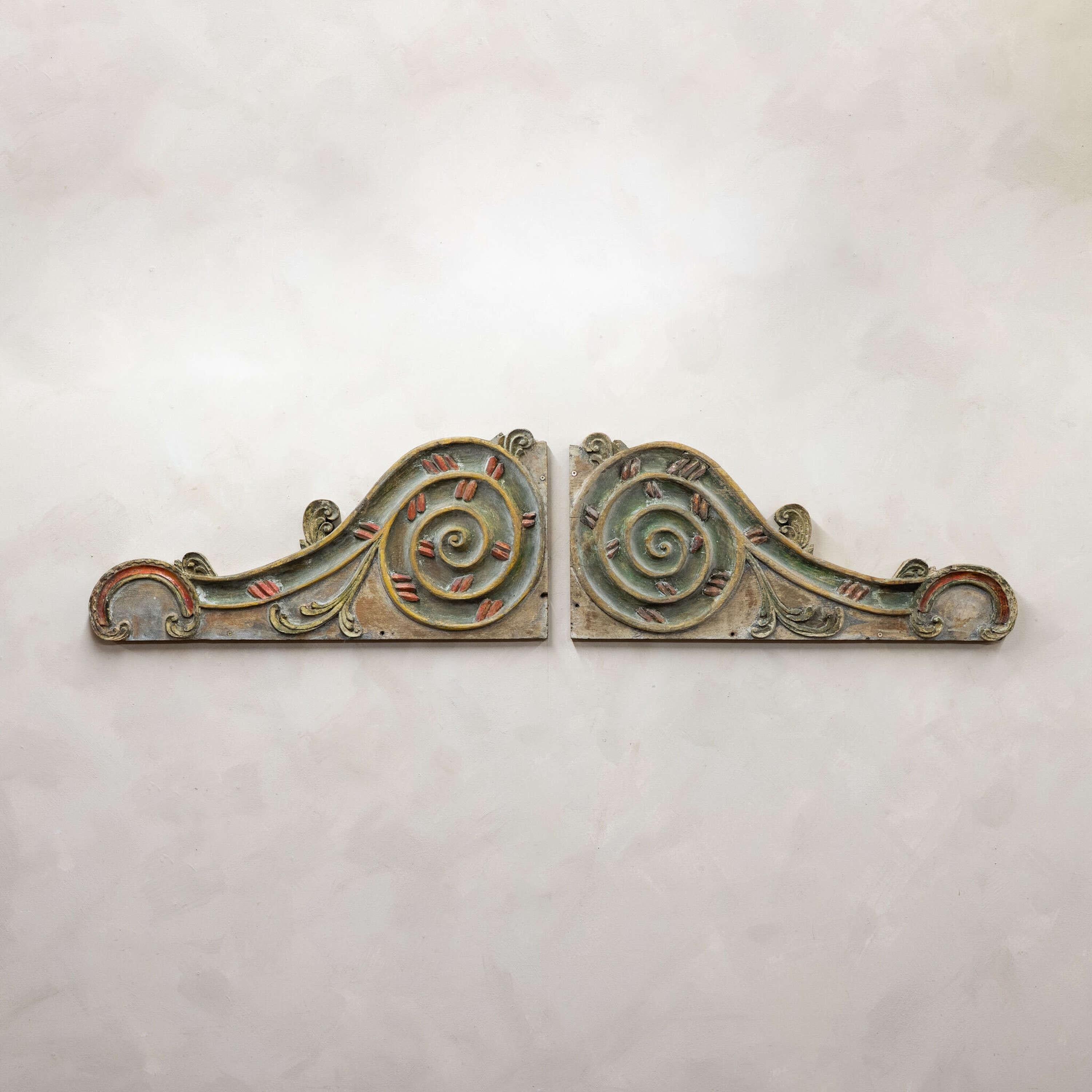 Coppia di pannelli decorativi da fiera del XIX secolo con vernice originale.
Può essere appeso sia in verticale che in orizzontale, formando un'ottima traversa sopra una porta.

Italia, circa 1890.

Lunghezza - 90 cm (come mostrato in