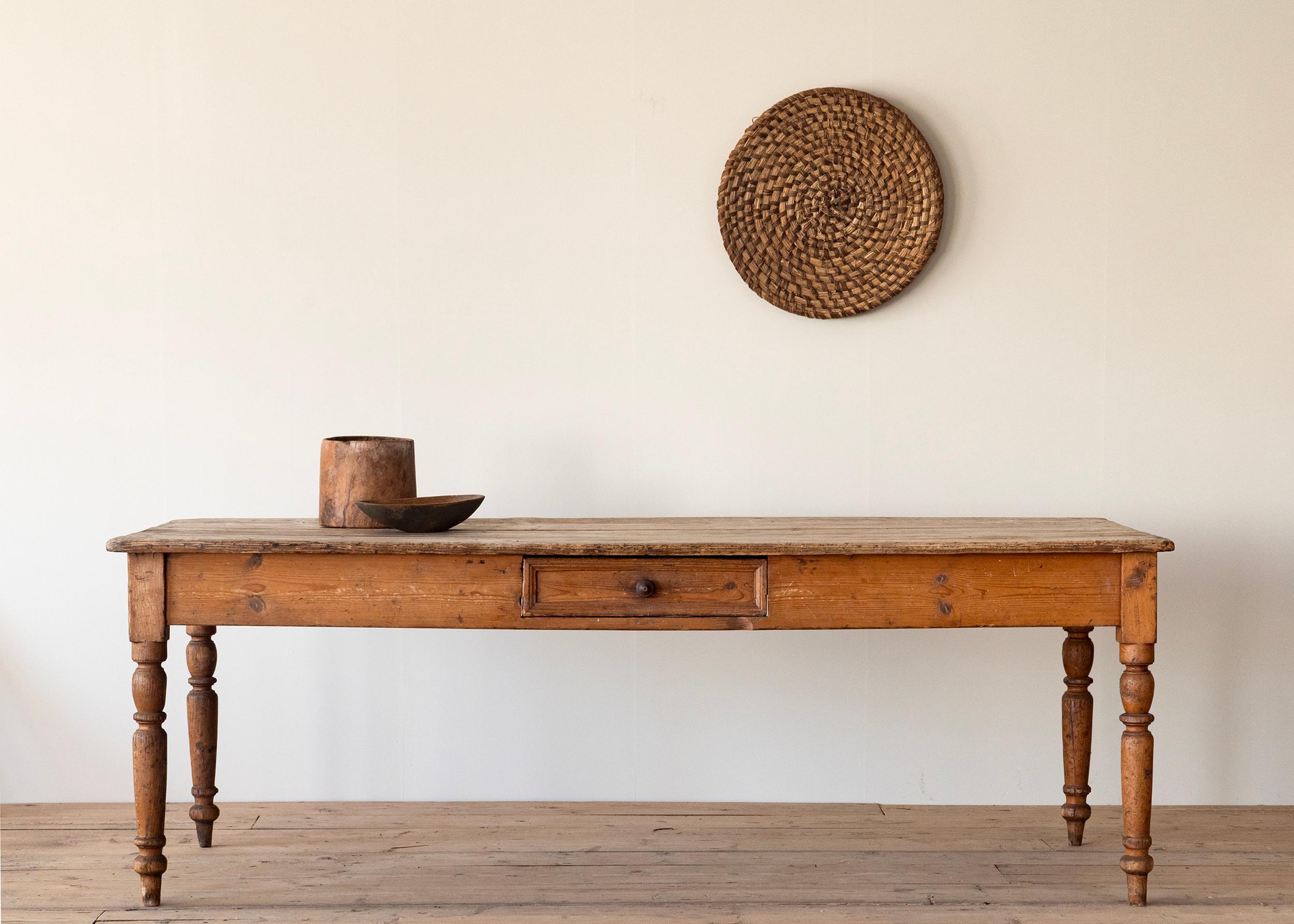 Grande table provinciale / campagnarde italienne du 19e siècle en pin avec un tiroir. ca 1850 - 90, Italie. 