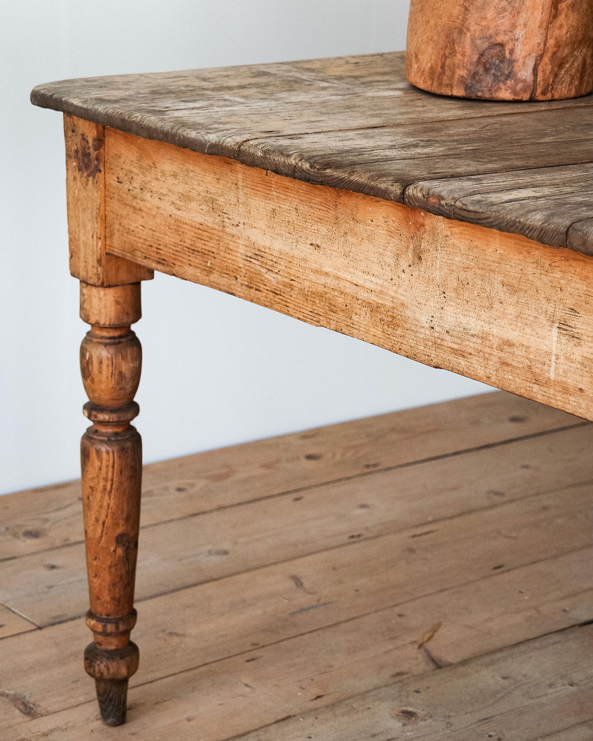 Fait main Table de ferme italienne du 19e siècle. en vente