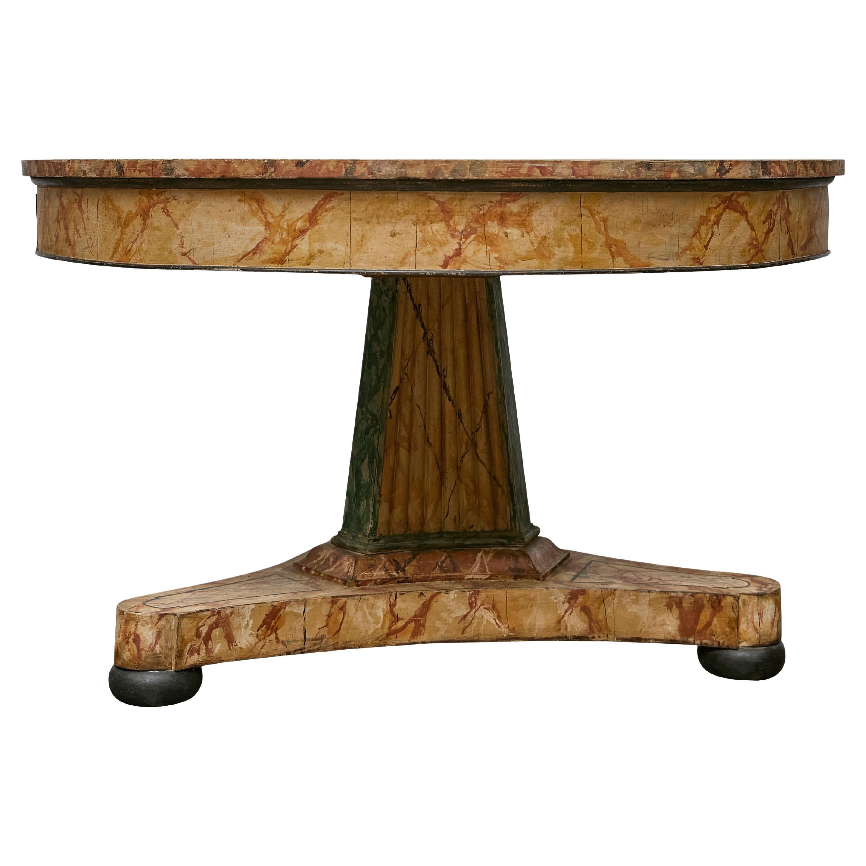 Table centrale italienne de style néoclassique en faux marbre peint, datant du XIXe siècle, avec un plateau circulaire et une base sur piédestal. Cette table centrale italienne du 19e siècle faussement peinte capture l'essence de l'élégance