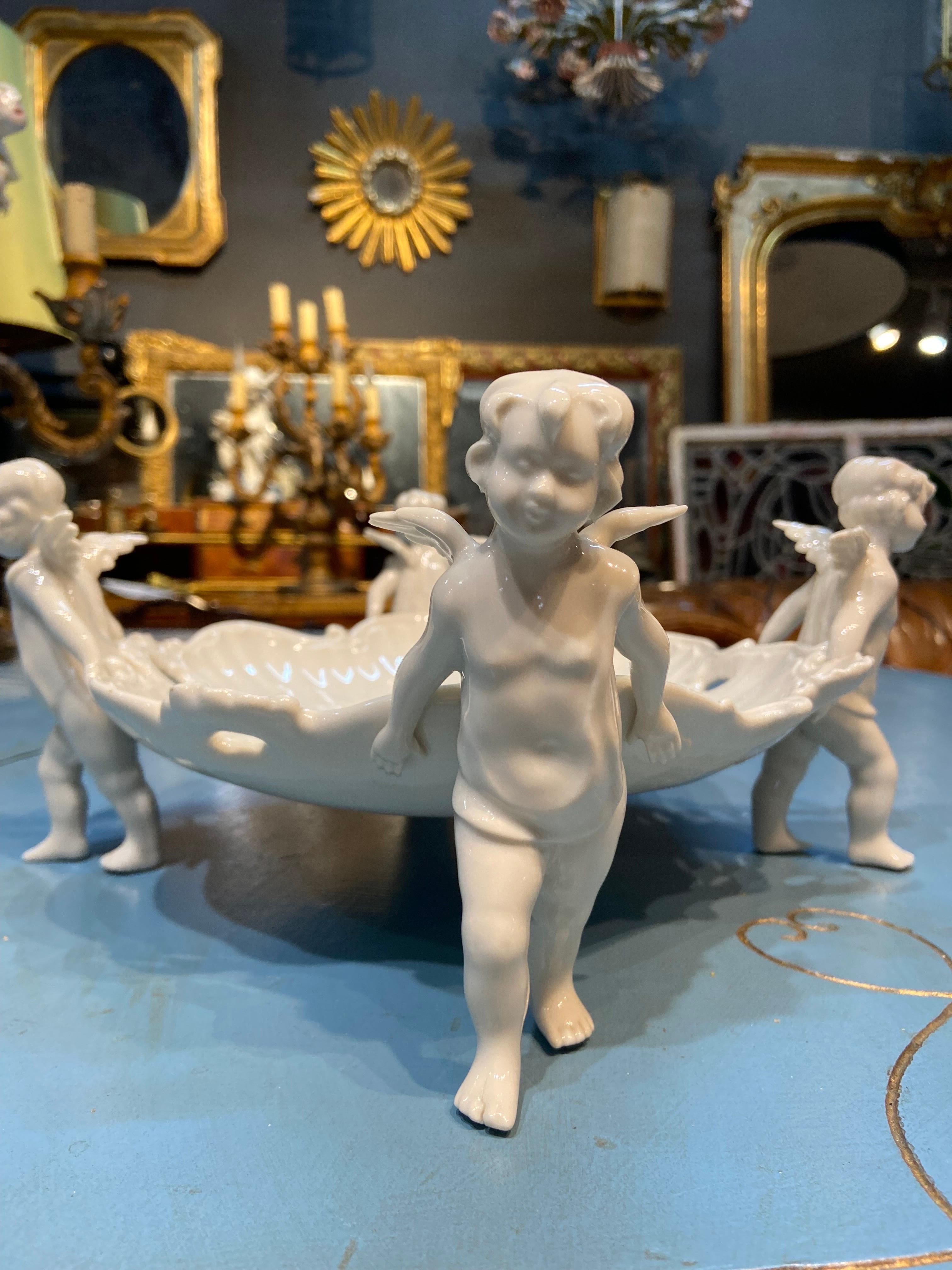 XIXe siècle Centre de table en porcelaine fine italienne du 19ème siècle avec putti de Capodimonte en vente