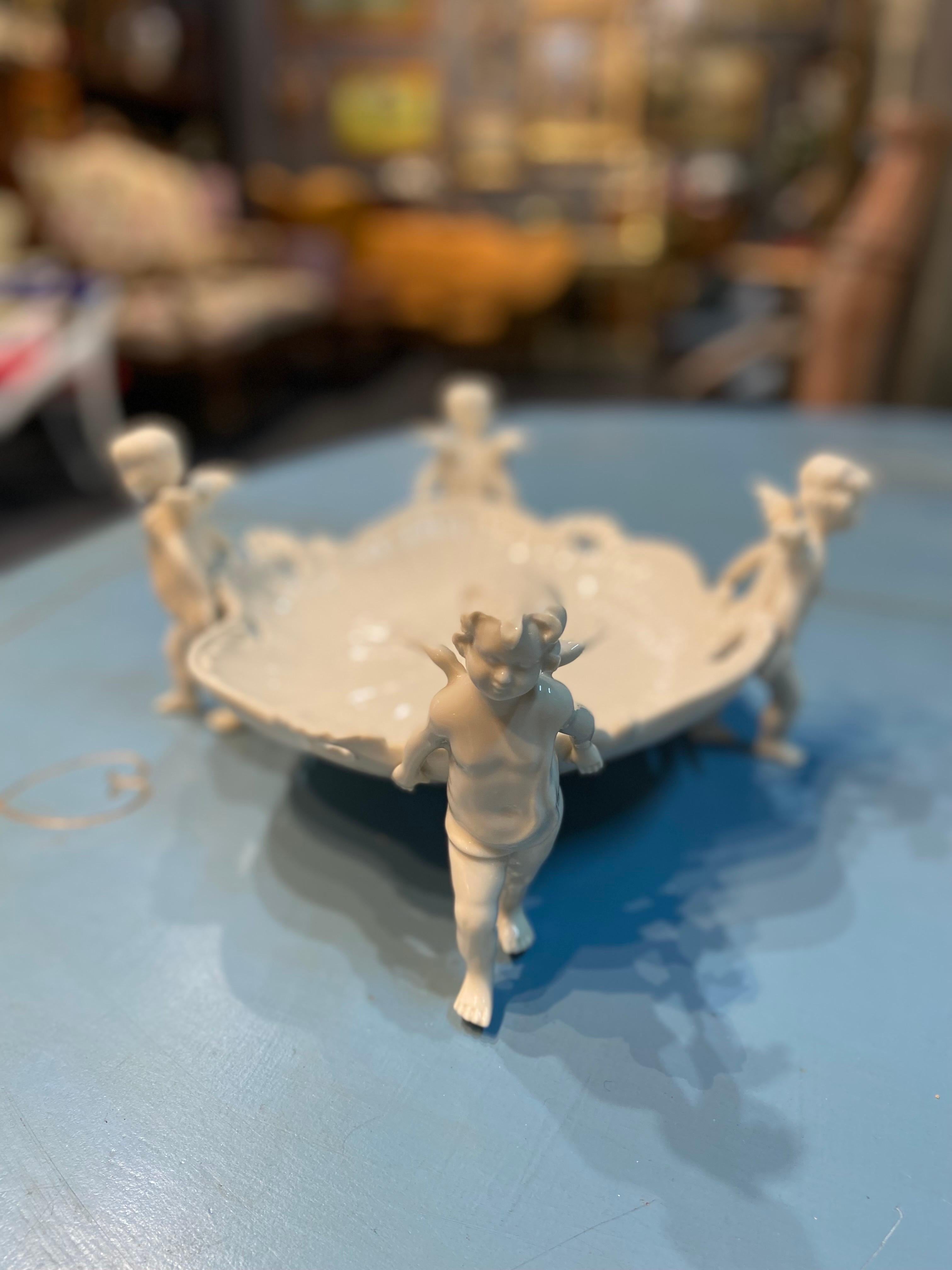 Centre de table en porcelaine fine italienne du 19ème siècle avec putti de Capodimonte 1