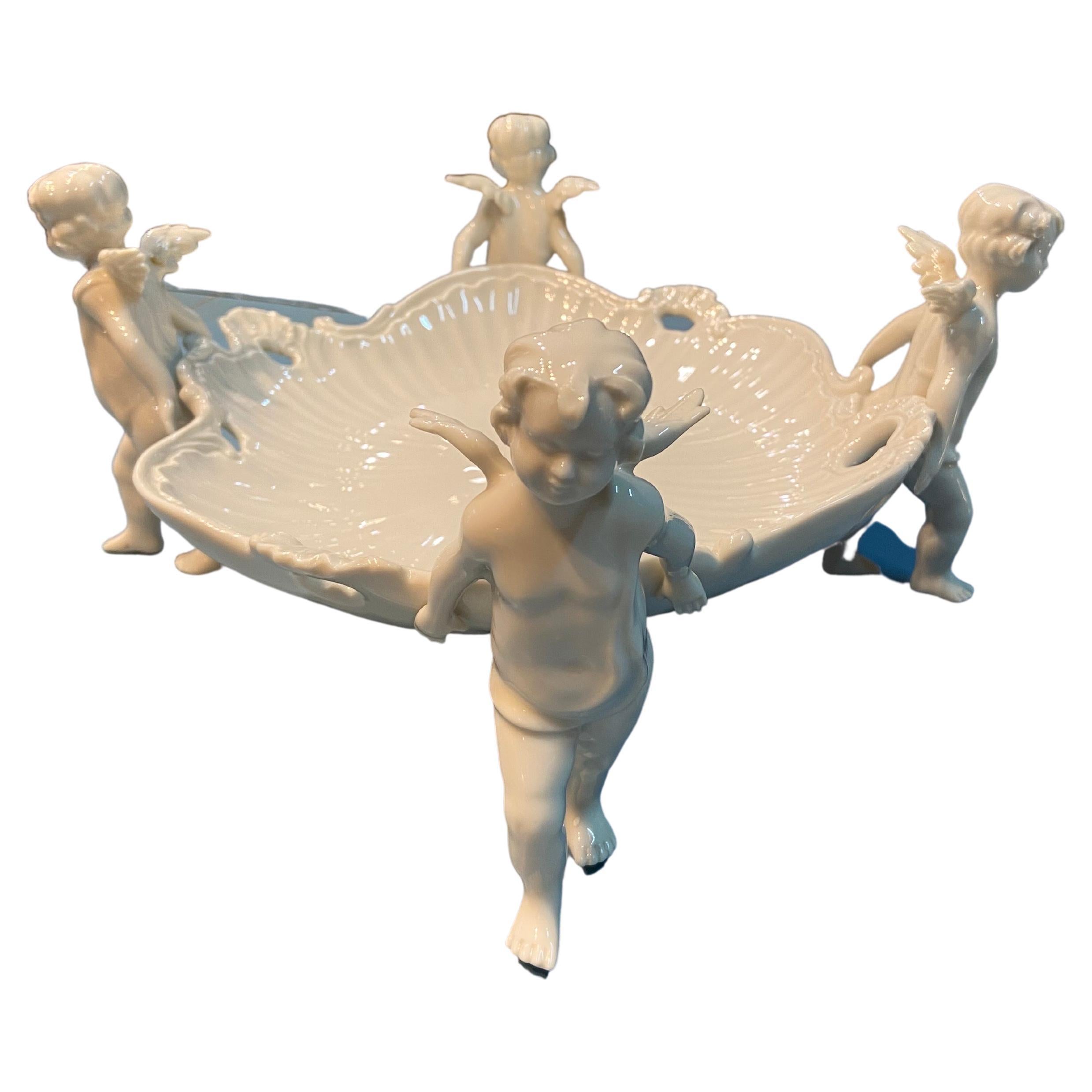 Centre de table en porcelaine fine italienne du 19ème siècle avec putti de Capodimonte en vente